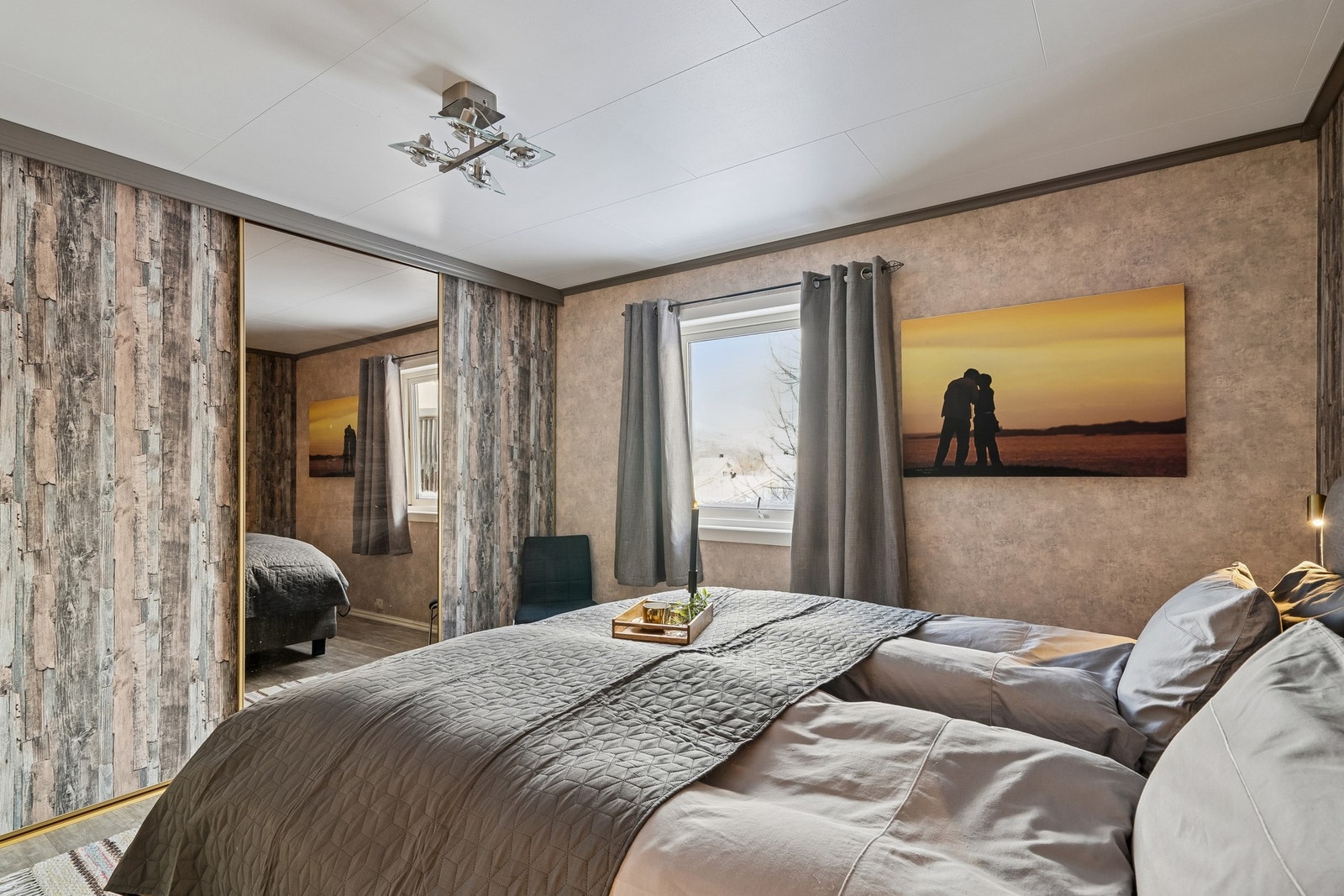 Rommet har stor vindusflate, skyvedørsgarderobe og god plass for dobbeltseng, med tilhørende nattbord. Galleribilde