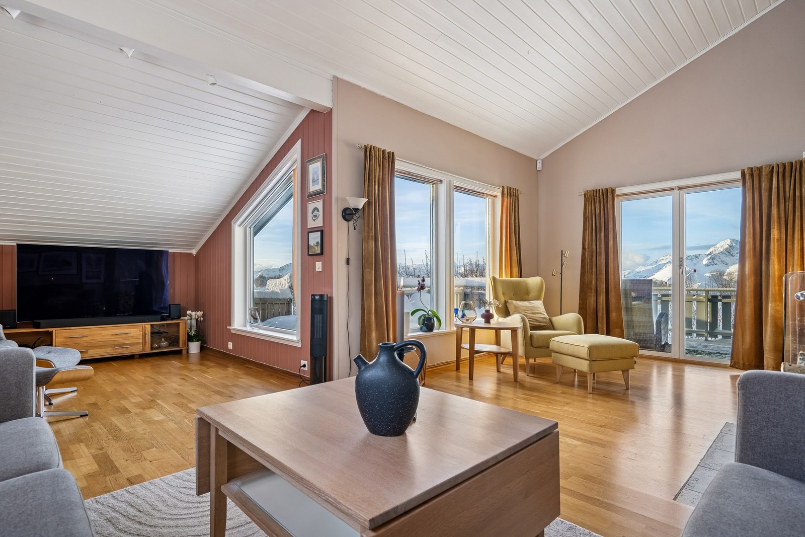 Boligen bærer preg av godt vedlikehold gjennom tidene, og byr blant annet på en stor og luft stue, i åpen løsning med kjøkkenet. Galleribilde