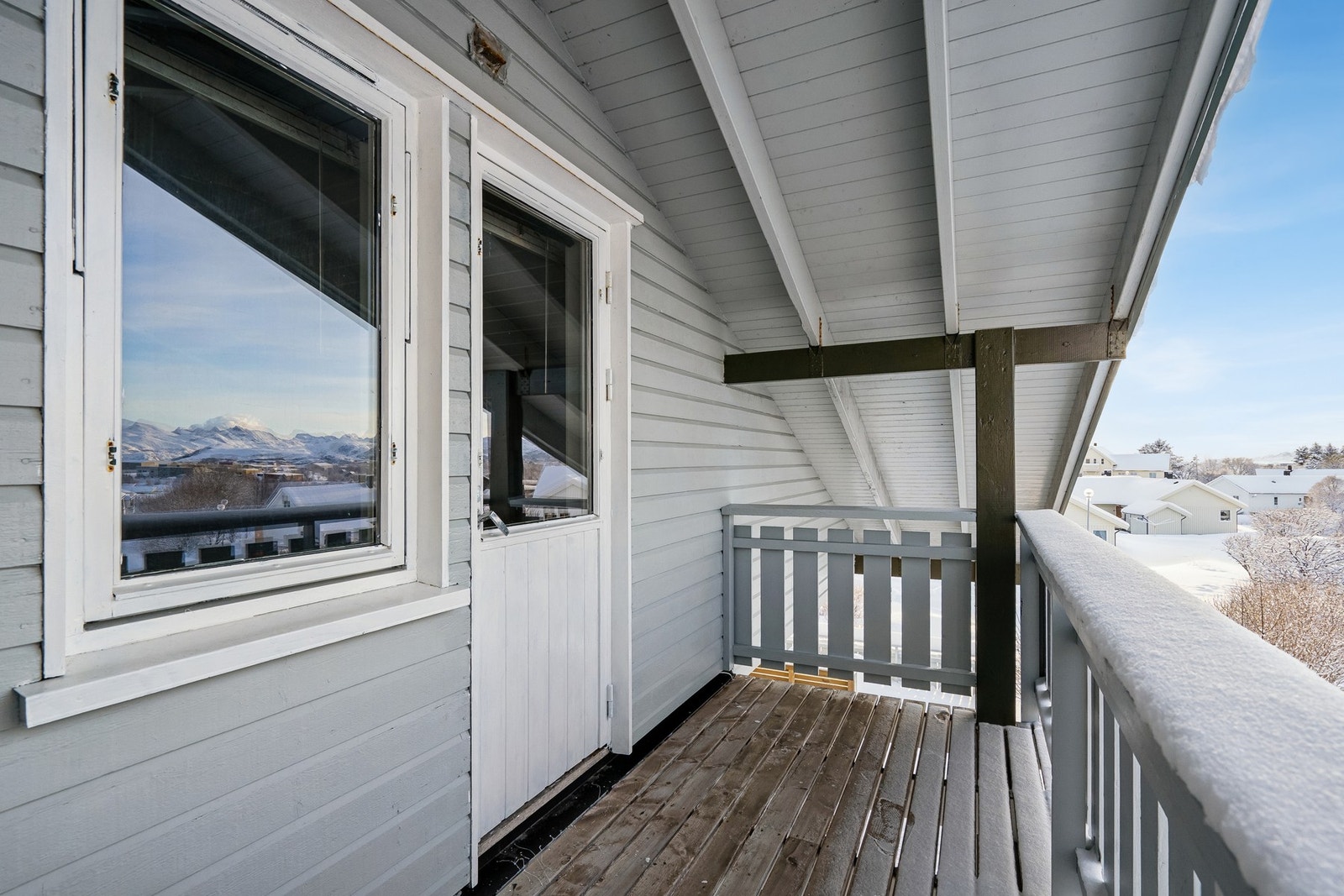 Uteplassen er overbygget noe som gjør den mer anvendelig, uansett vær. Fra balkongen har man nydelige utsiktsforhold. Galleribilde