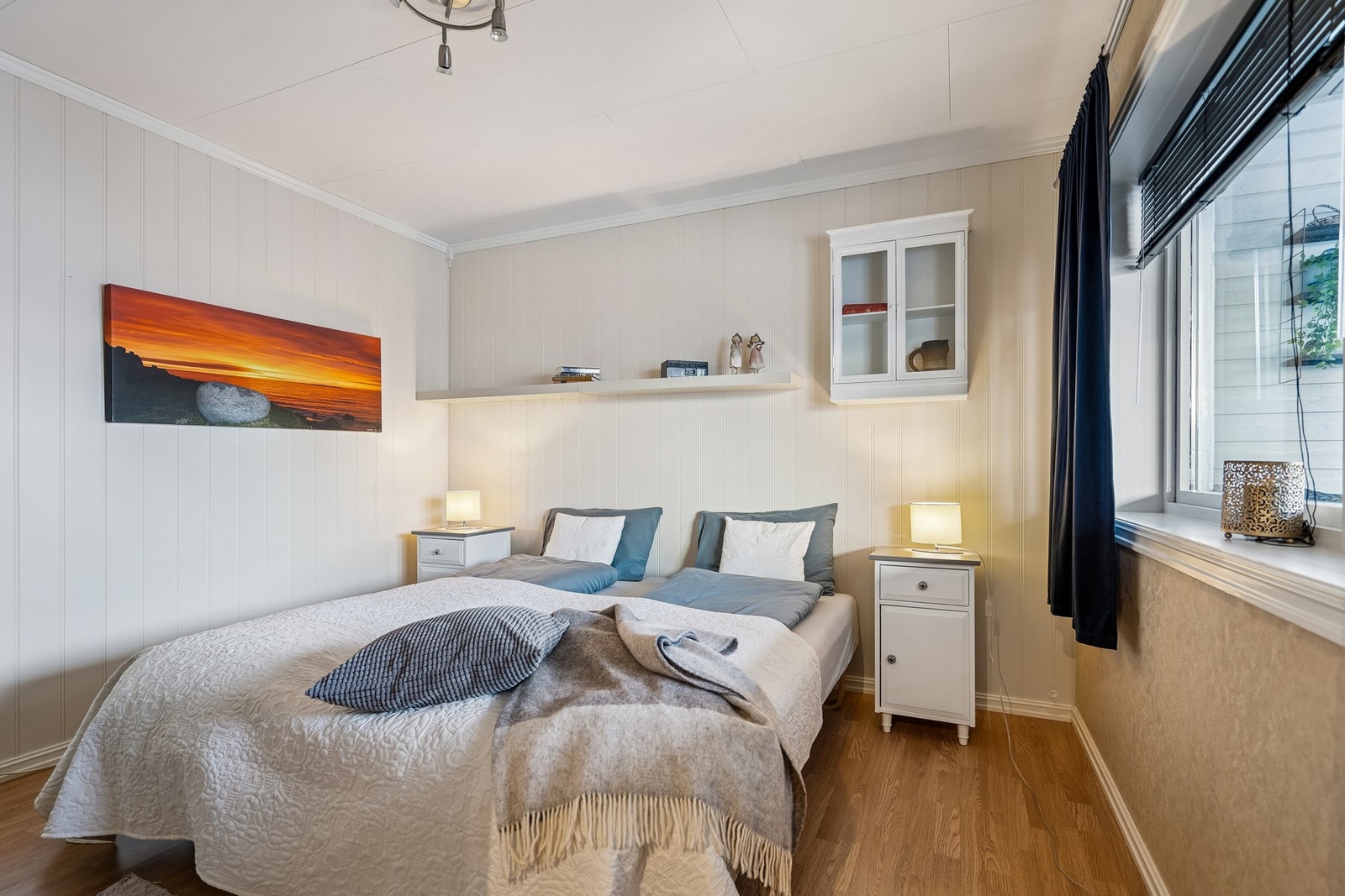 Innredet soverom i underetasjen av god størrelse, med stor vindusflate og herlig varme i gulv.
Det gjøres oppmerksom på at rommet ikke er byggemeldt som soverom. Galleribilde