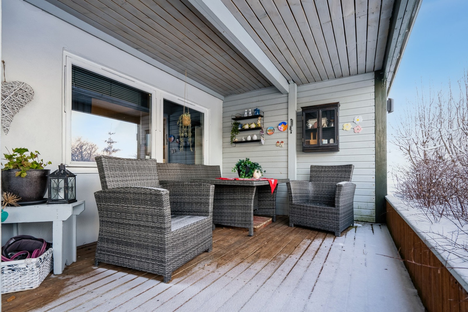 Eiendommen har herlige uteplasser, i flere soner rundt boligen. Her er boligens lune platting, i forbindelse med inngangspartiet. Galleribilde