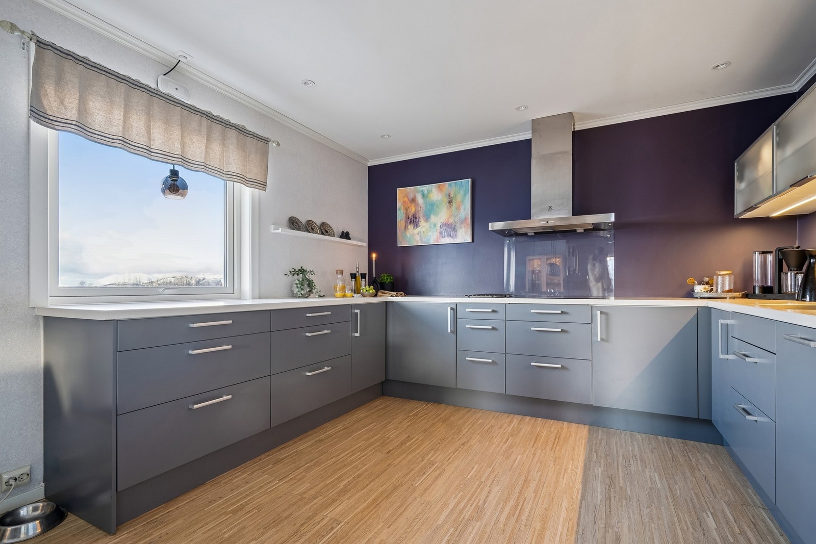 Romslig og flott kjøkken i moderne fargetoner, med slette fronter. Galleribilde