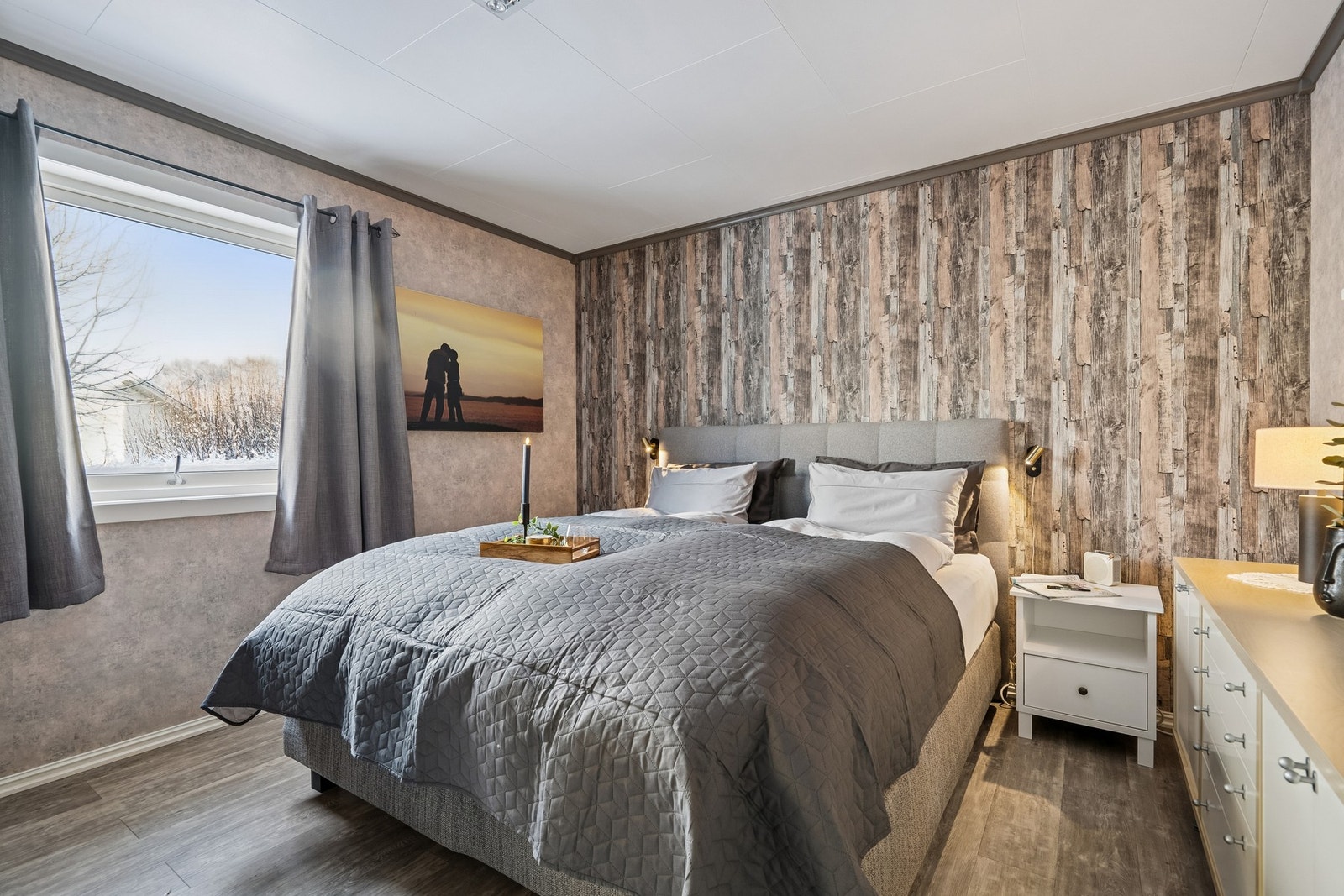 Hovedsoverommet ligger i boligens andre etasje, og byr på en svært romslig størrelse. Galleribilde