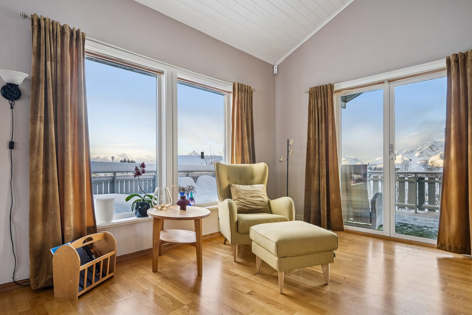 Den gode takhøyden og store vindusflater, medfører et svært behagelig inneklima. Galleribilde