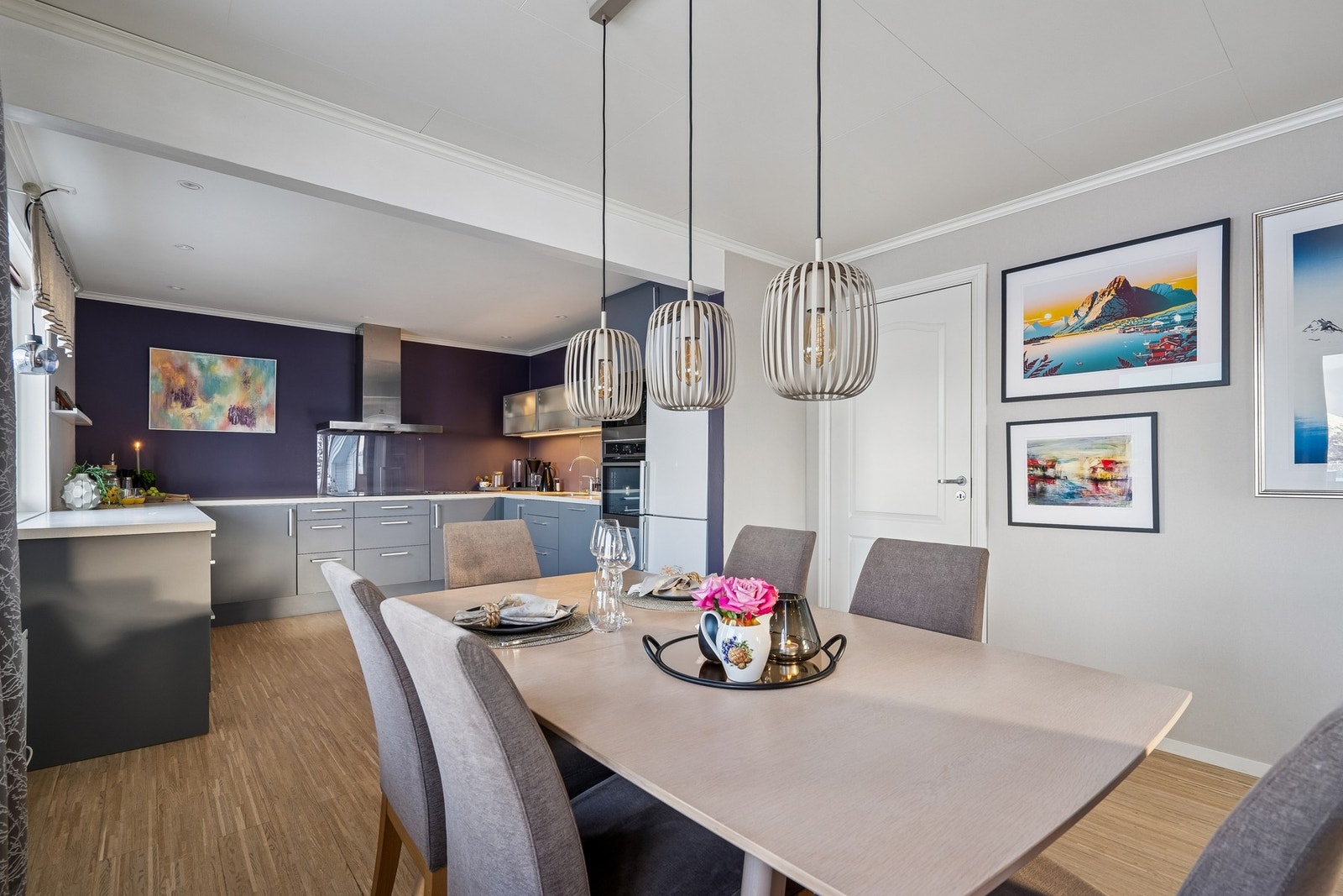 Det første man møter fra gangen i hovedetasjen, er boligens spisestue, som ligger i åpen løsning med kjøkkenet og resten av stuen. Galleribilde