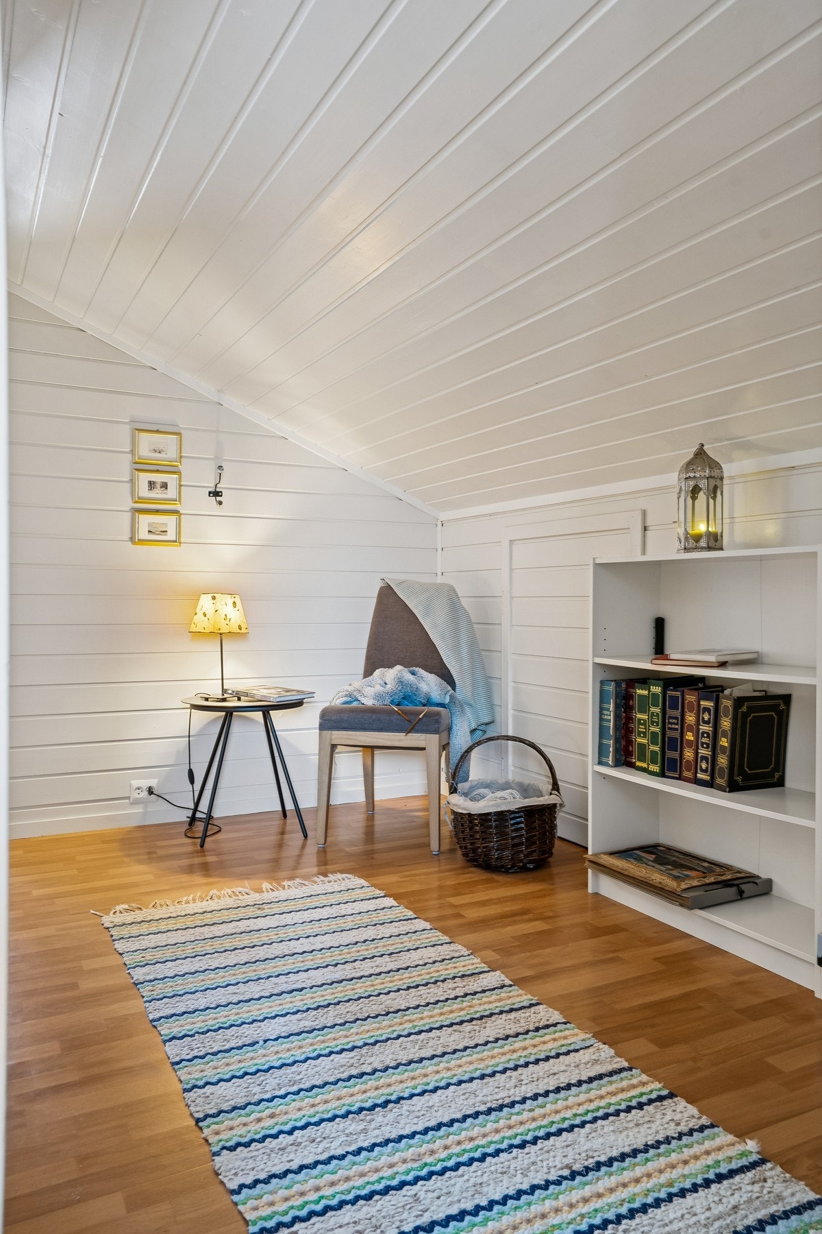 Gangen gir plass for enkel møblering, samt godt med oppbevaringsplass. Kneloft som strekker seg langs hele etasjen. Galleribilde