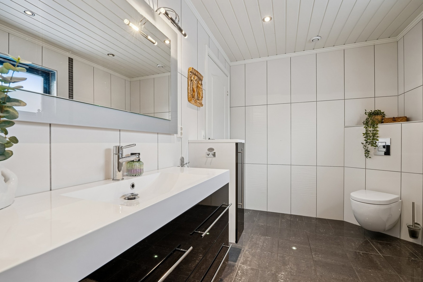 Pent, romslig og flislagt baderom med herlig varme i gulv. Galleribilde