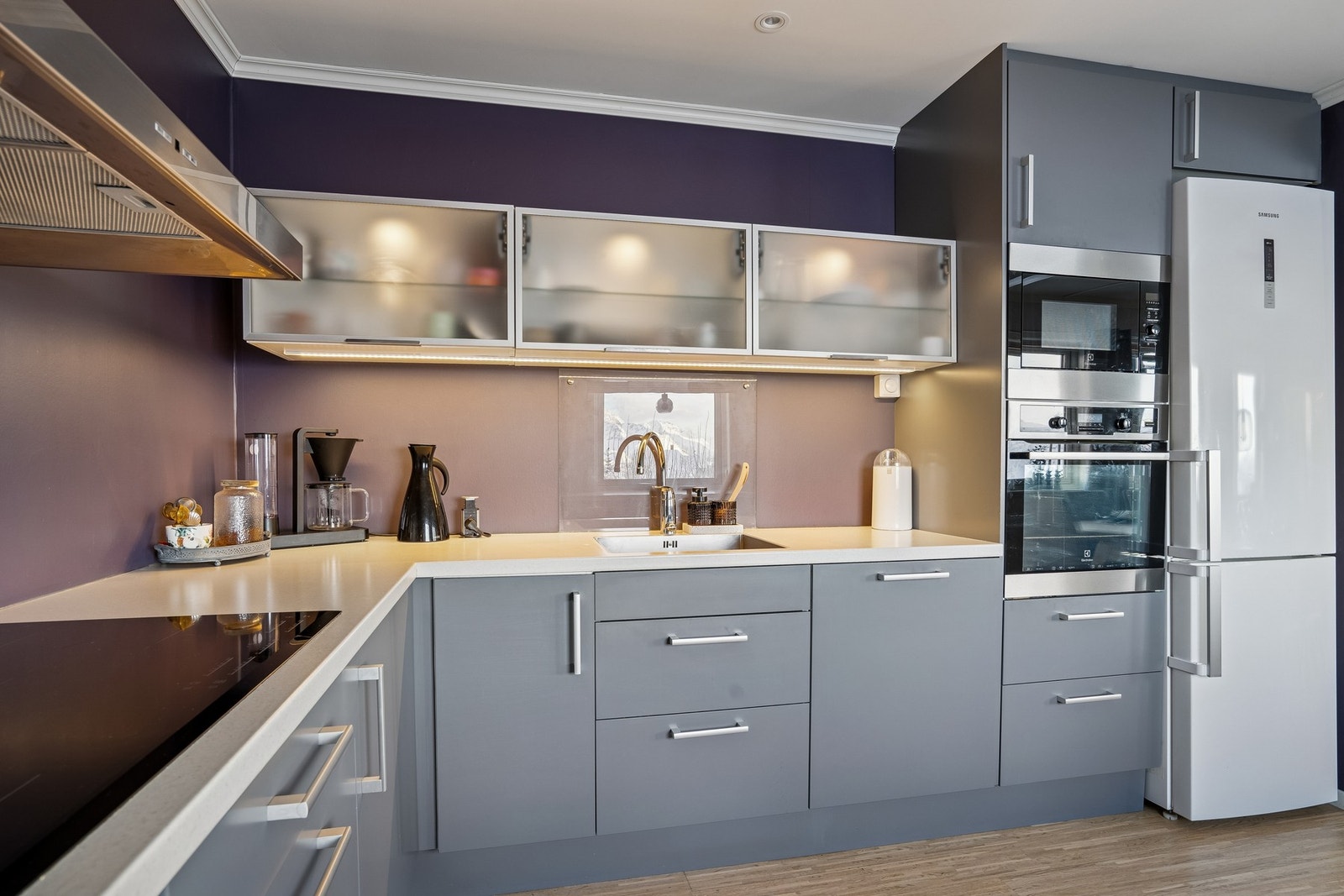 Innredningen strekker seg i u-form, og byr på særdeles god arbeids- og oppbevaringsplass. Galleribilde