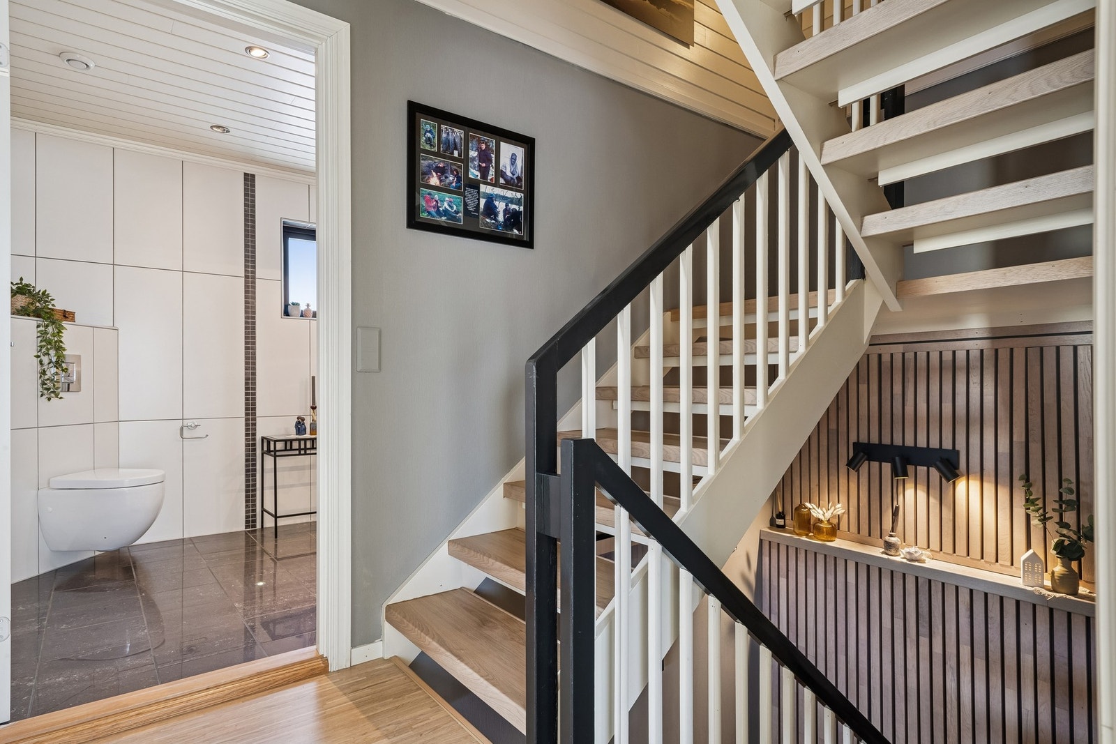 På boligens hovedplan er får man tilgang på en stor og åpen stue- og kjøkkenløsning, moderne baderom og et stor hovedsoverom, samt en luftig terrasse. Galleribilde