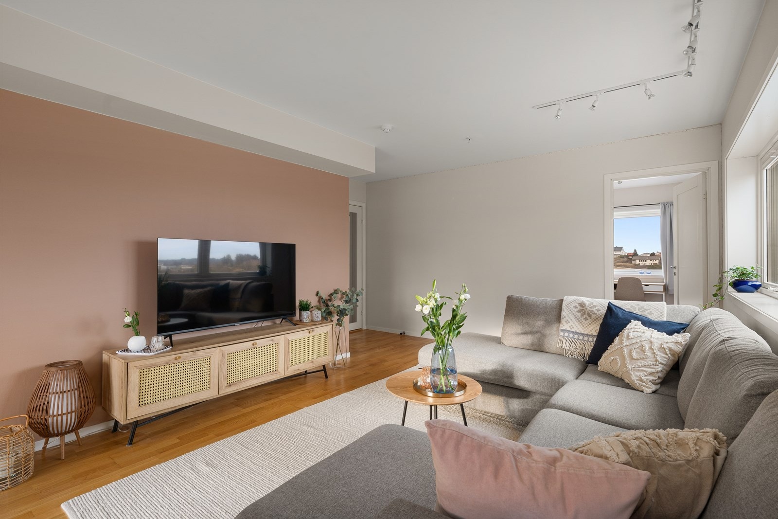 Lys og møbleringsvennlig stue i åpen løsning, god plass til både sofagruppe og spisebord. Galleribilde