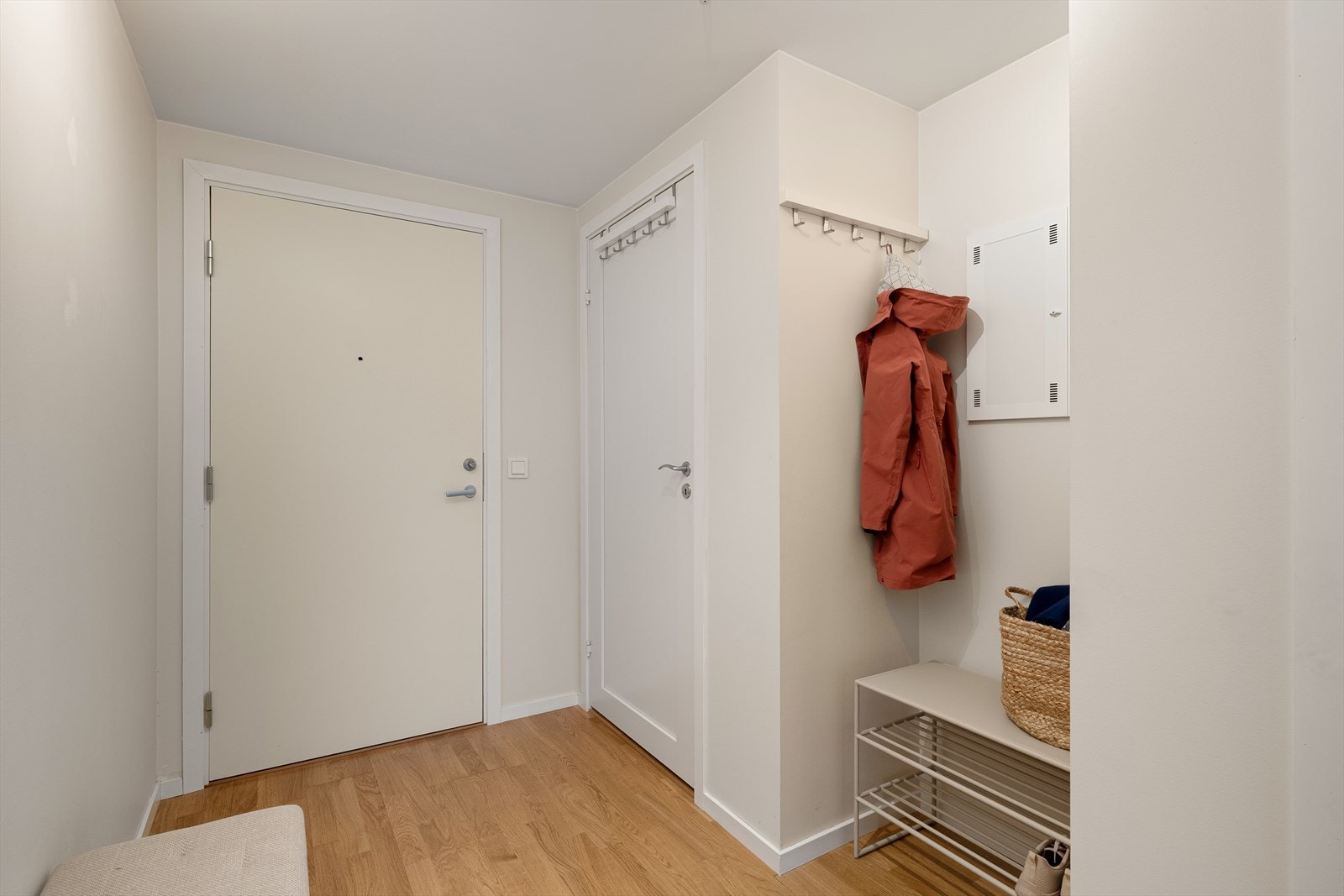 Romslig entrè/gang med plass til å henge fra seg yttertøy. Galleribilde