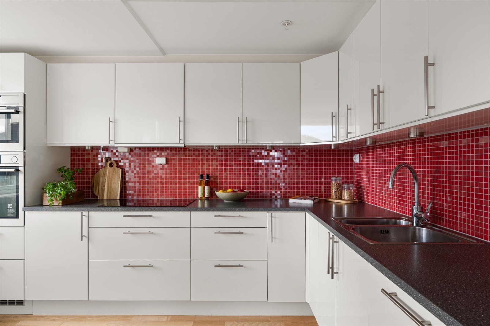 Rikelig med oppbevaringsplass og benkeplass, perfekt for matlaging. Galleribilde