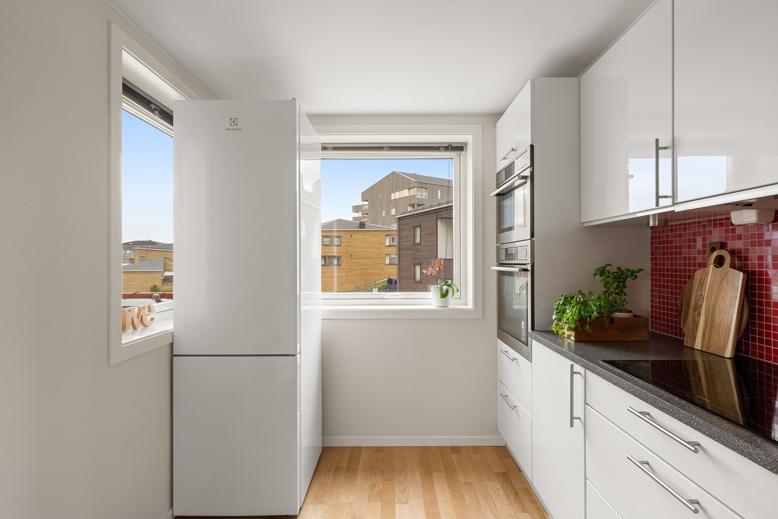 Gode arbeidsflater med kjøl/fryseskap, oppvaskmaskin, platetopp, micro, stekeovn og komfyrvakt. Galleribilde