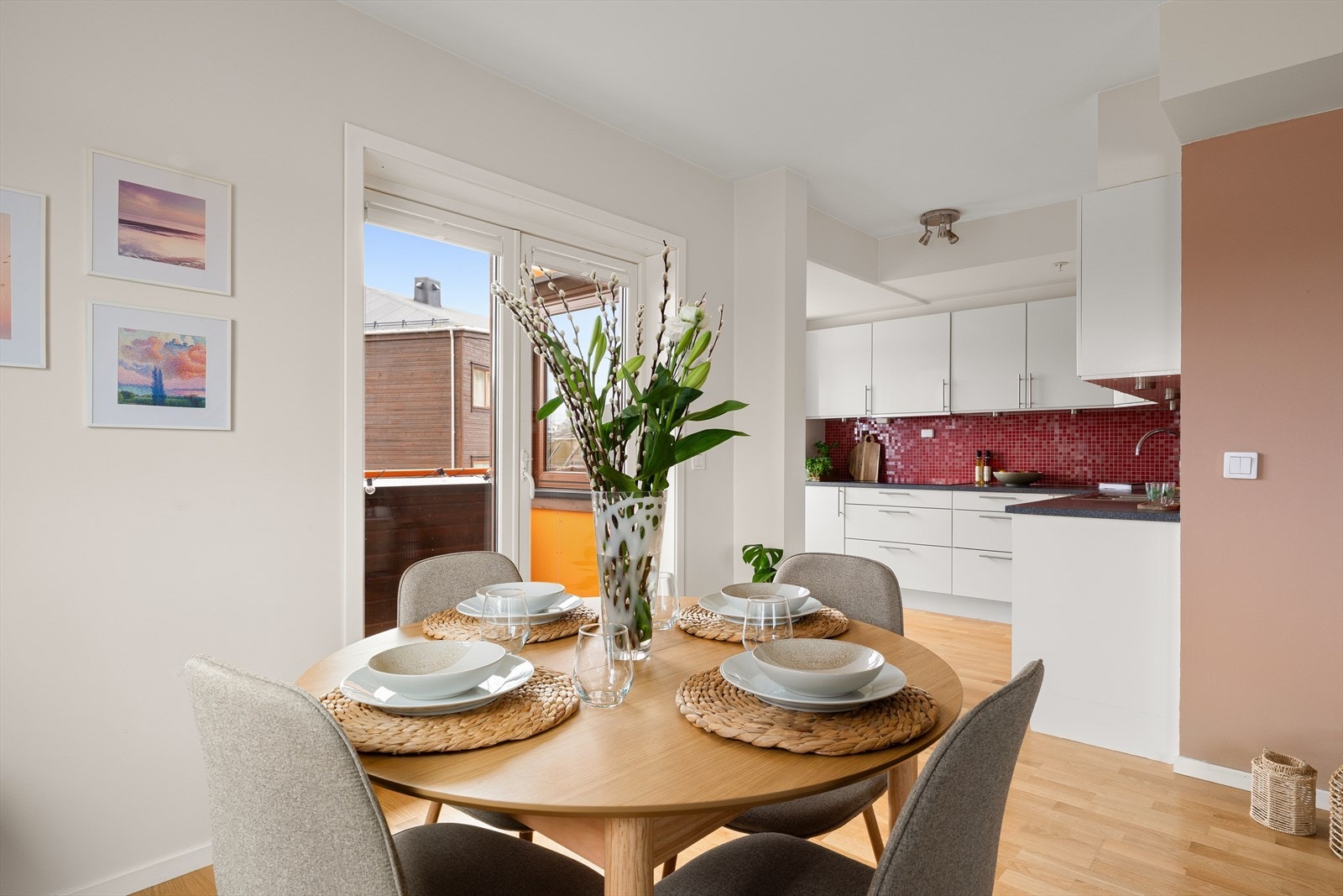 Mellom stuen og kjøkkenet finner du en naturlig og hyggelig spisekrok - perfekt for både hverdagsmiddager og sosiale sammenkomster. Galleribilde