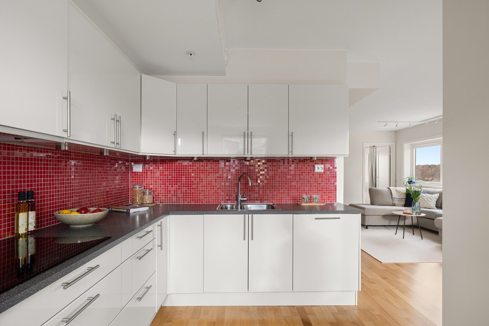 Kjøkkenet har glatte fronter og laminat benkeplate. Åpen løsning mot stuen skaper en sosial og luftig atmosfære. Galleribilde