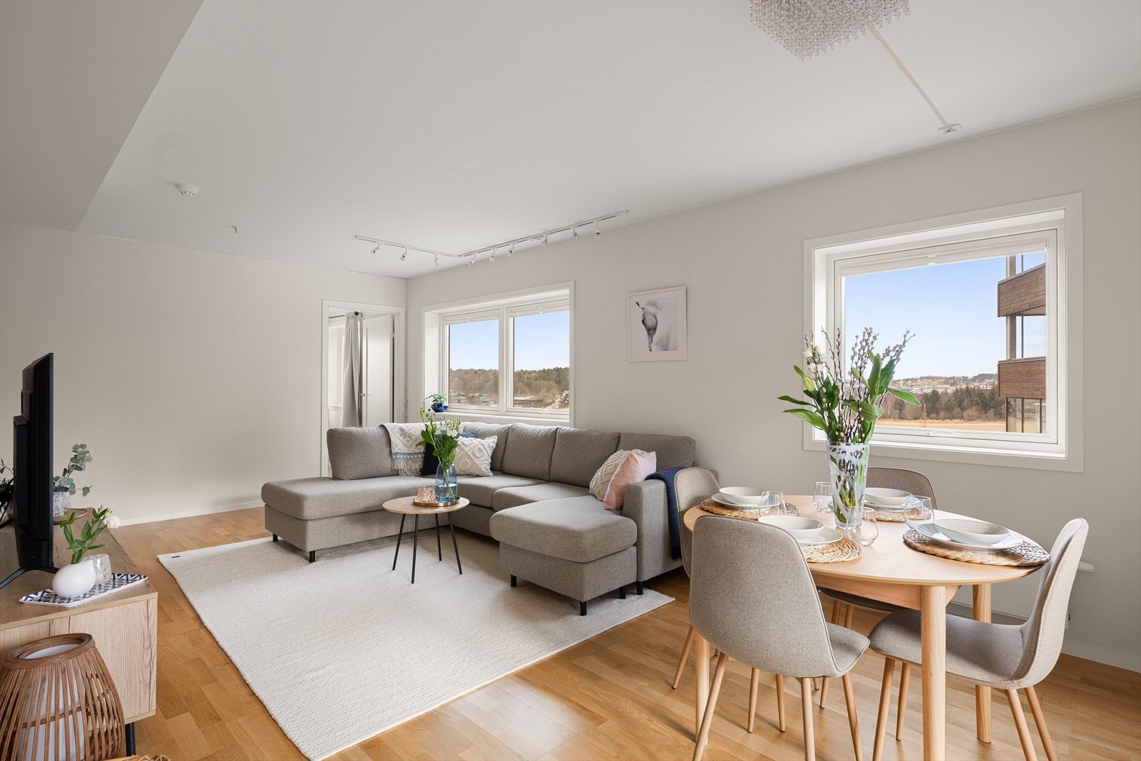 Leiligheten har en gjennomgående planløsning med store vindusflater som gir godt lysinnslipp og en luftig atmosfære. Galleribilde