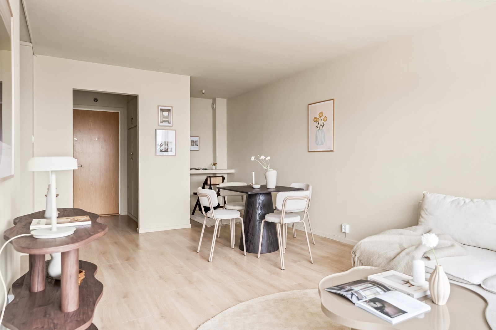 I stuen er det en egen hyggelig sone for spisestue. Galleribilde