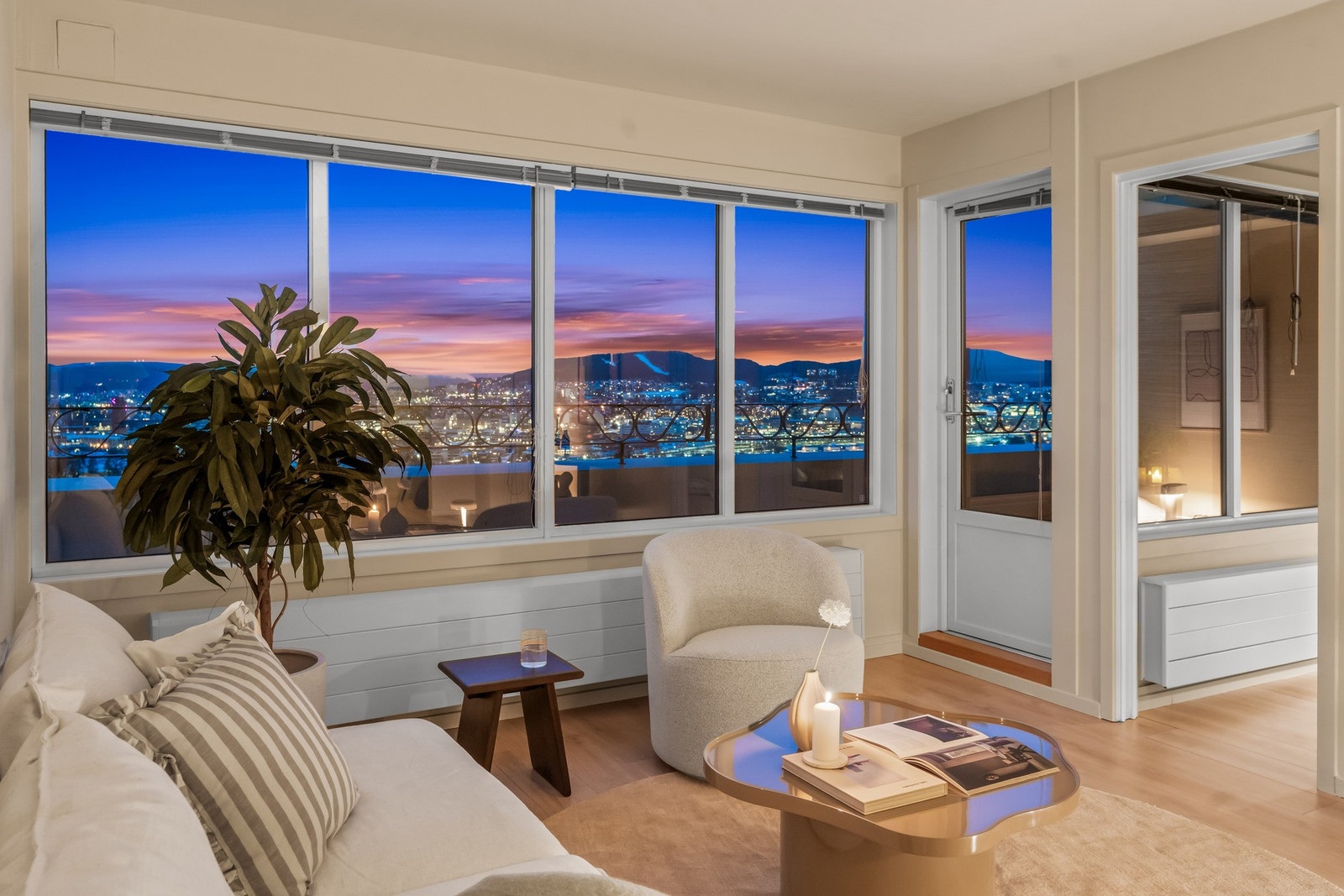 Kveldslys som fremhever boligens varme og gode romfølelse. Galleribilde