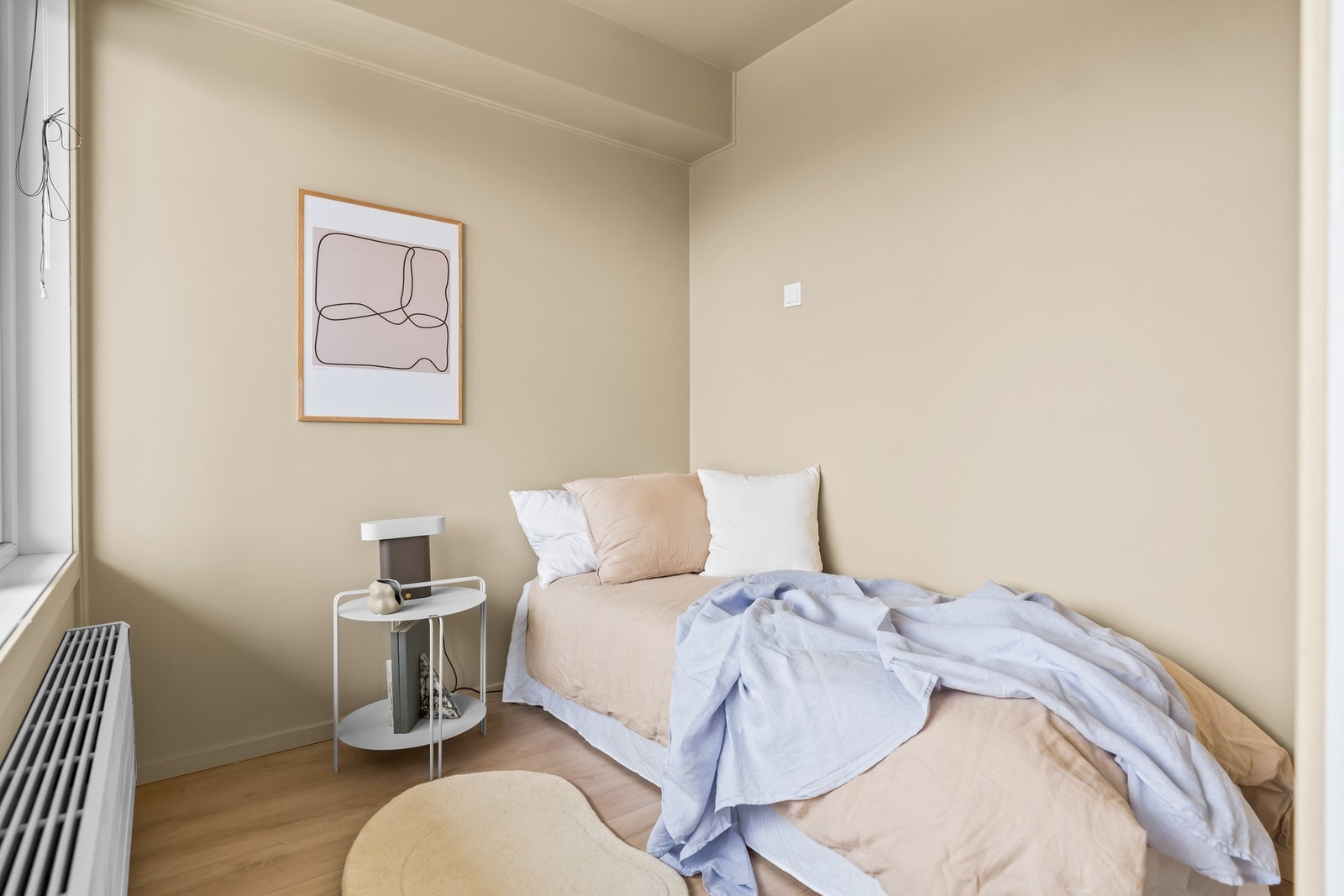 Lyst og innbydende soverom med god plass til garderobe samtidig som det får mye naturlig lys inn. Galleribilde