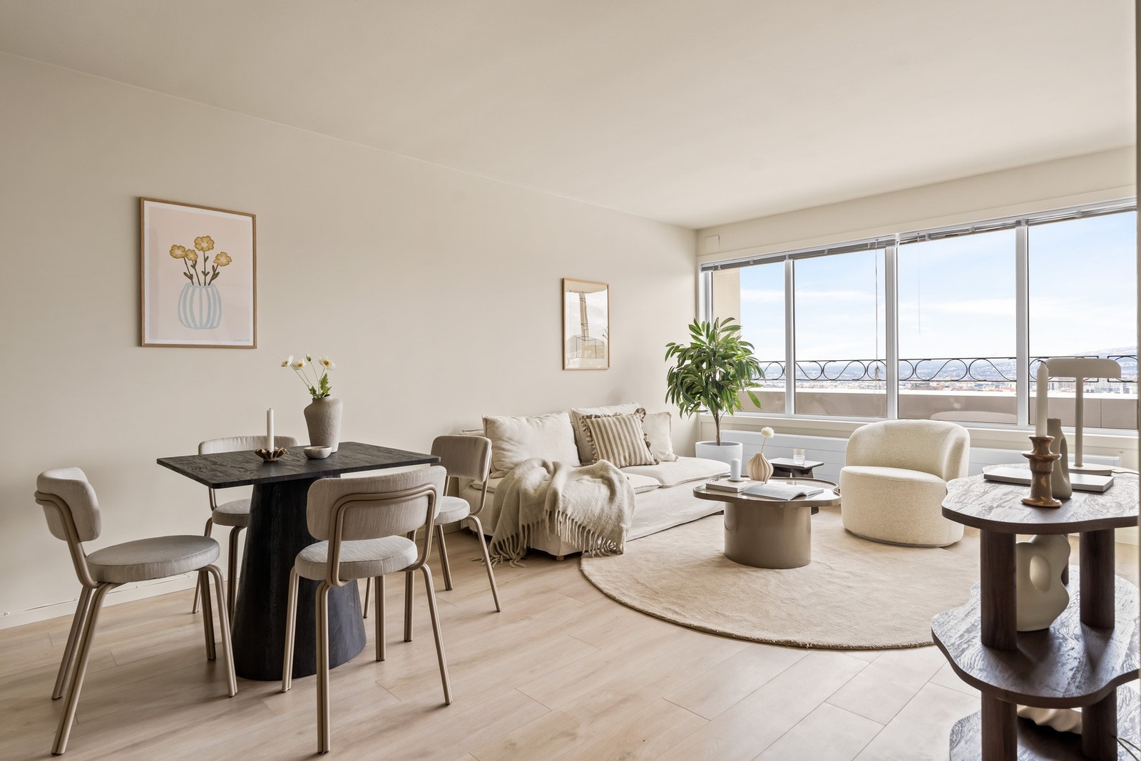 Stuen er meget romslig og har god plass til sofa med tilhørende sofabord og medievegg Galleribilde