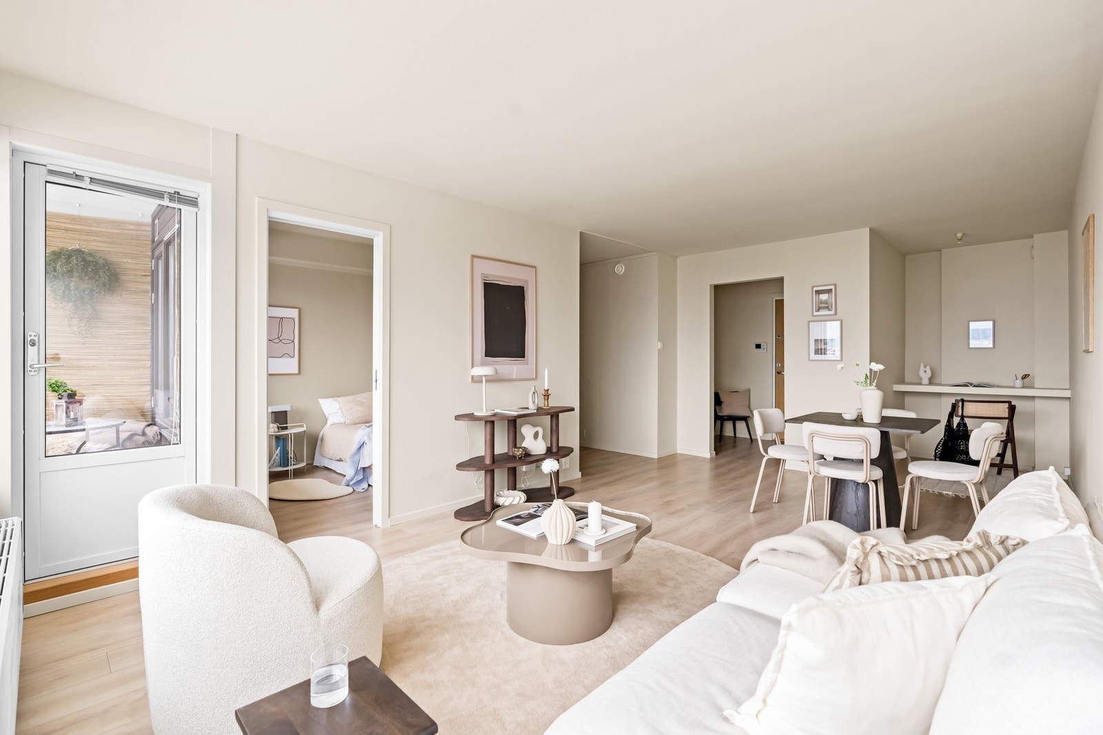 De store vindusflatene skaper en god atmosfære i boligen. Galleribilde