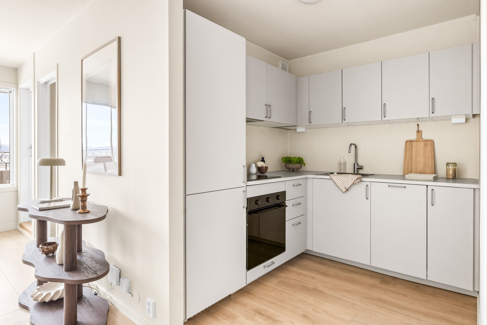 Kjøkkenet ligger fint til i boligen i en delvis åpen løsning mot stuen. Galleribilde