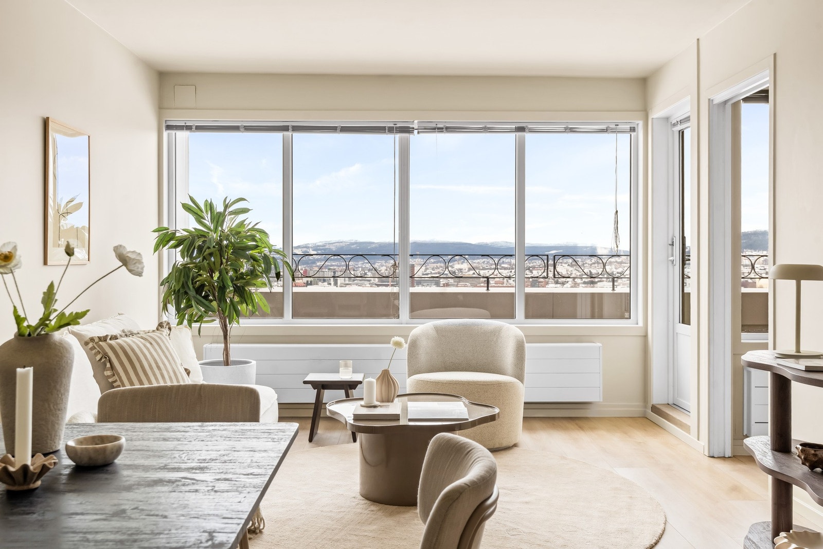 En flott stue med store vindusflater og rikelig med naturlig lys. Galleribilde