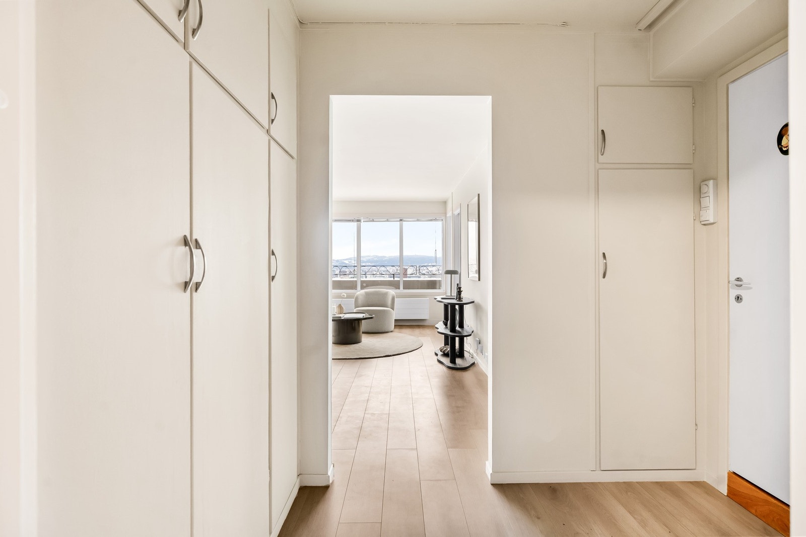 Romslig og innbydende entré som setter tonen for resten av boligen. Galleribilde