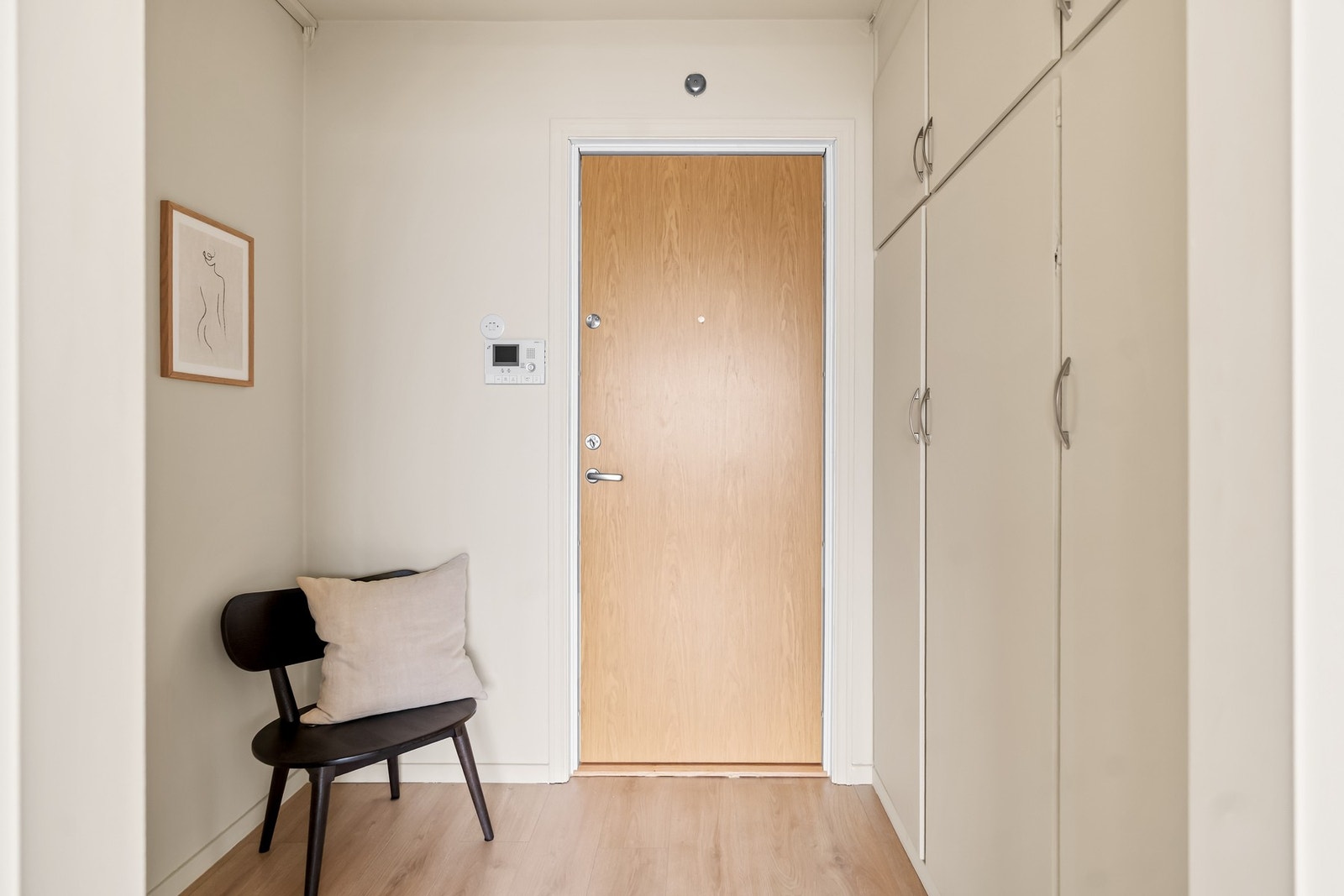 Entréen har svært gode oppbevaringsmuligheter og et gjennomført uttrykk. Galleribilde