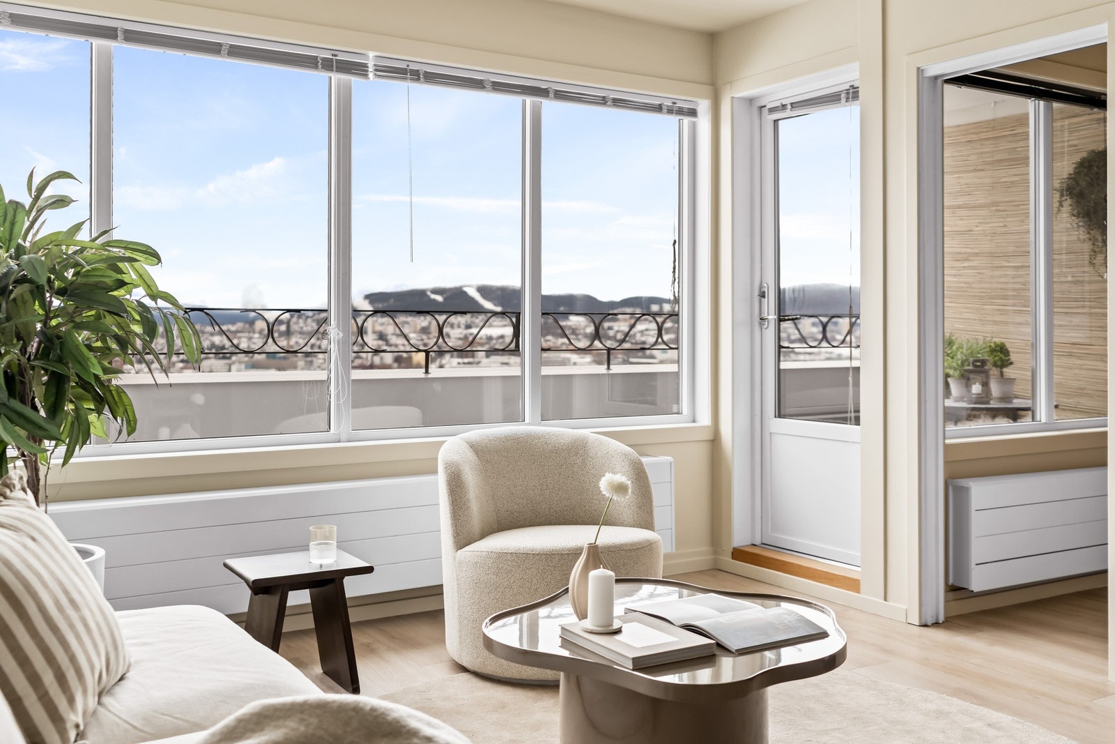 Fra stuen har du direkte utgang til en flott balkong. Galleribilde