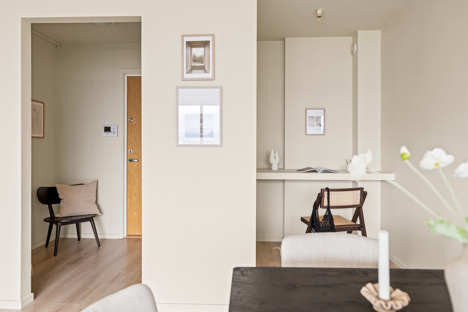 Fra stuen ut mot gangen. Galleribilde