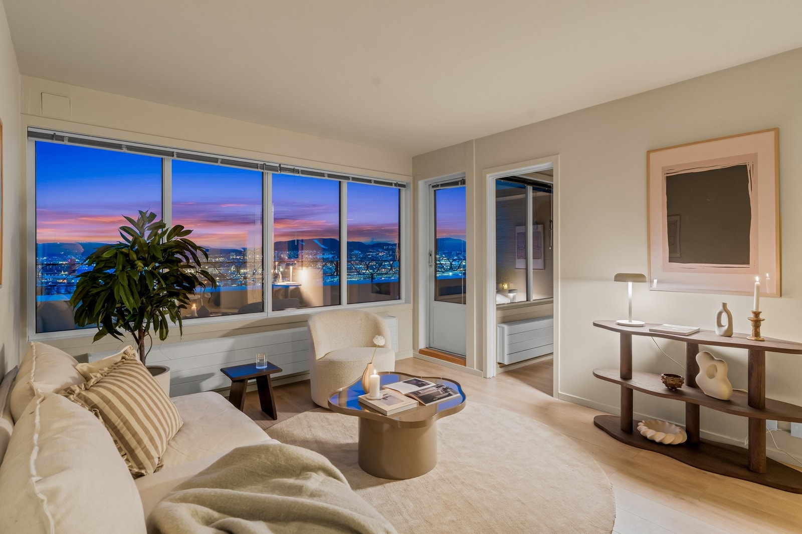 En stue som virkelig kommer til sin rett på kveldstid. Galleribilde