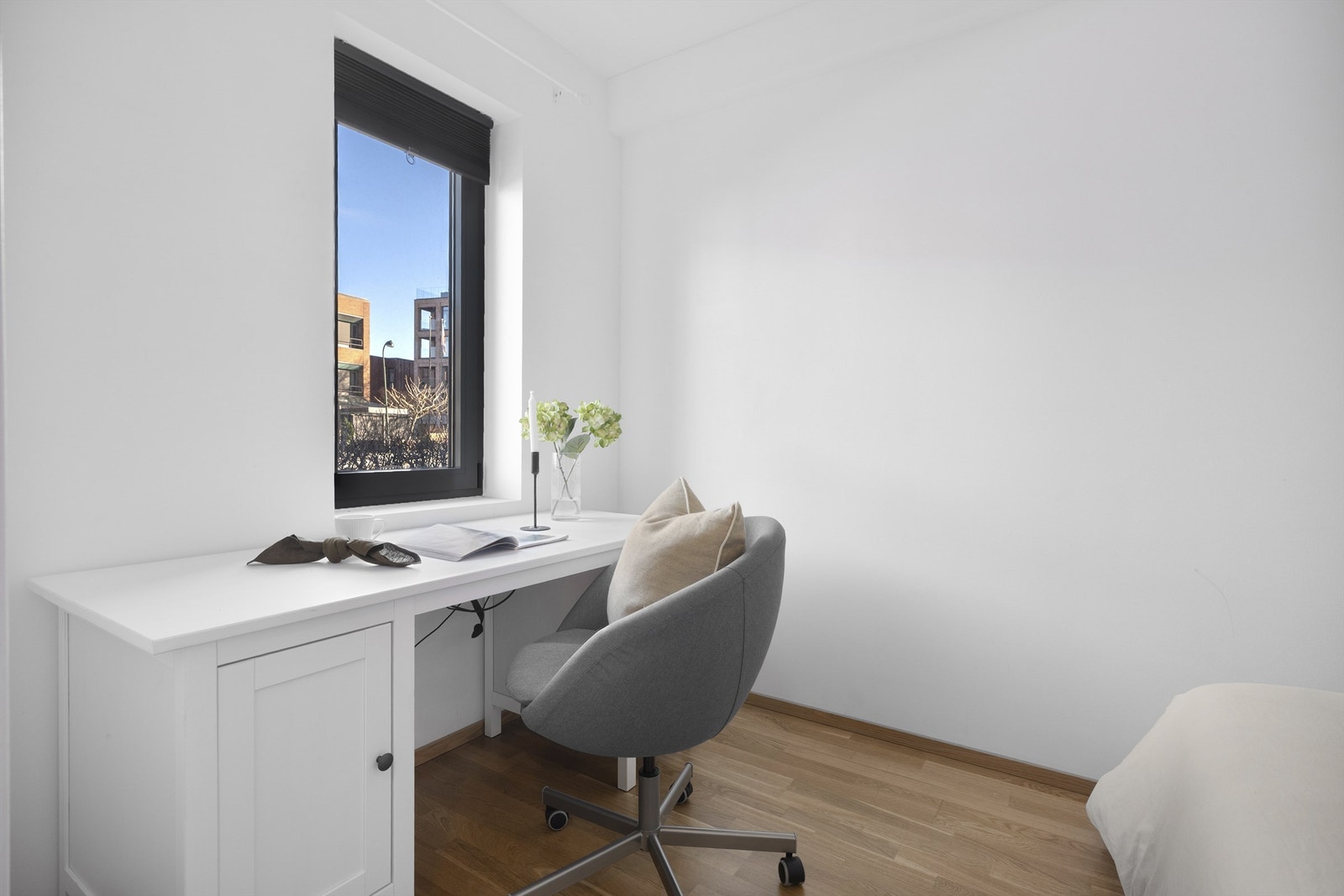 Rommet har plass til både seng og en egen arbeidsplass ved vinduet. Galleribilde