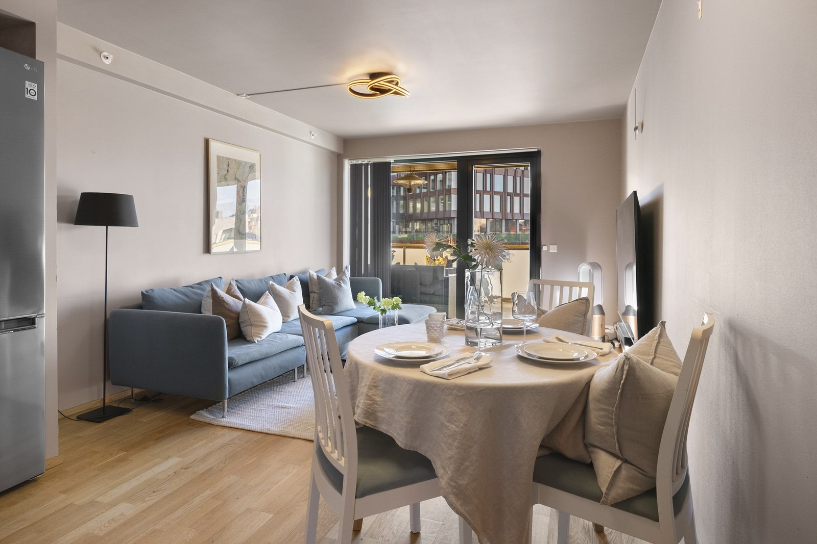 Den åpne løsningen gir fleksibilitet for møblering av både spise- og sofagruppe. Galleribilde