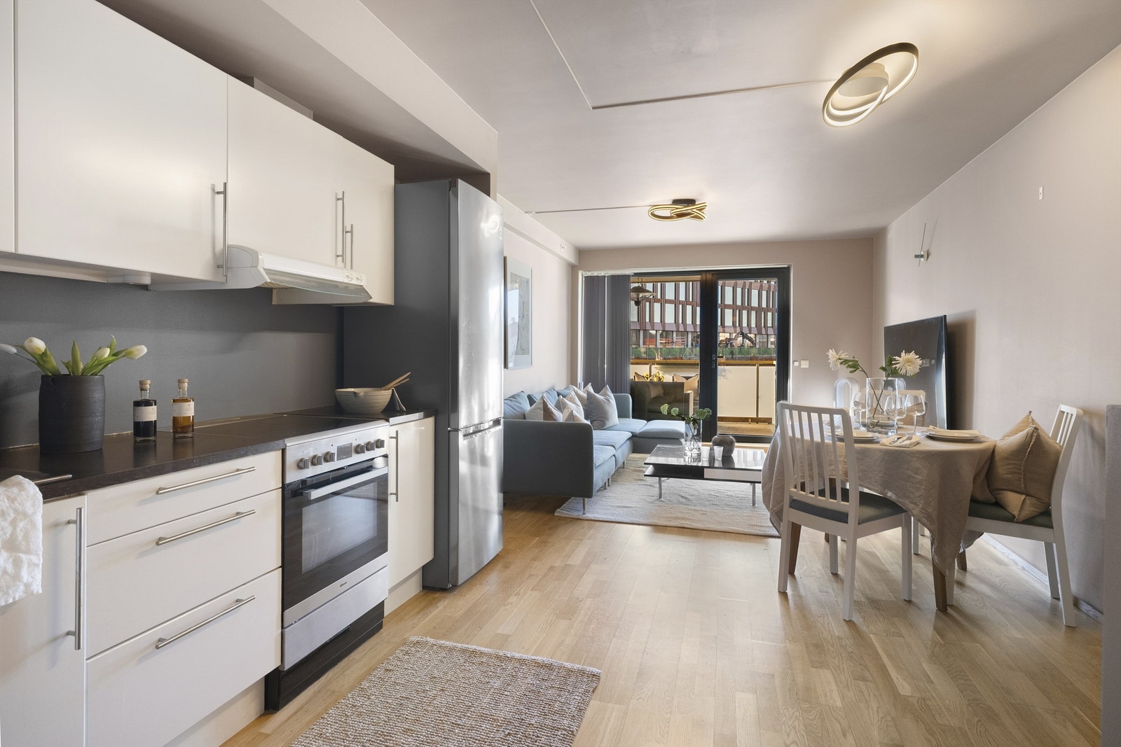 En lys og arealeffektiv leilighet over to plan med åpen stue- og kjøkkenløsning. Galleribilde