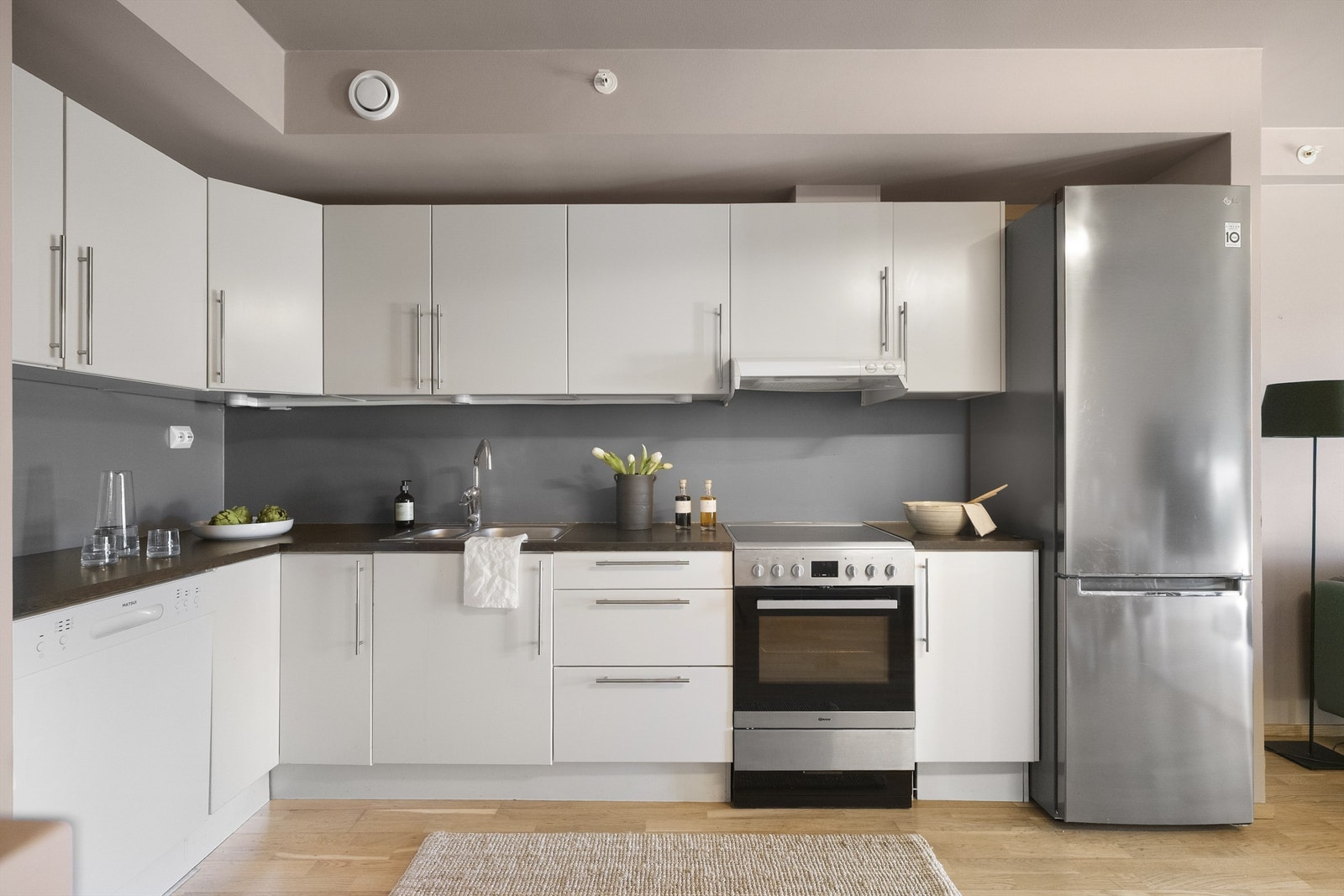 Praktisk kjøkken med god skap- og benkeplass, samt plass til spisebord. Galleribilde