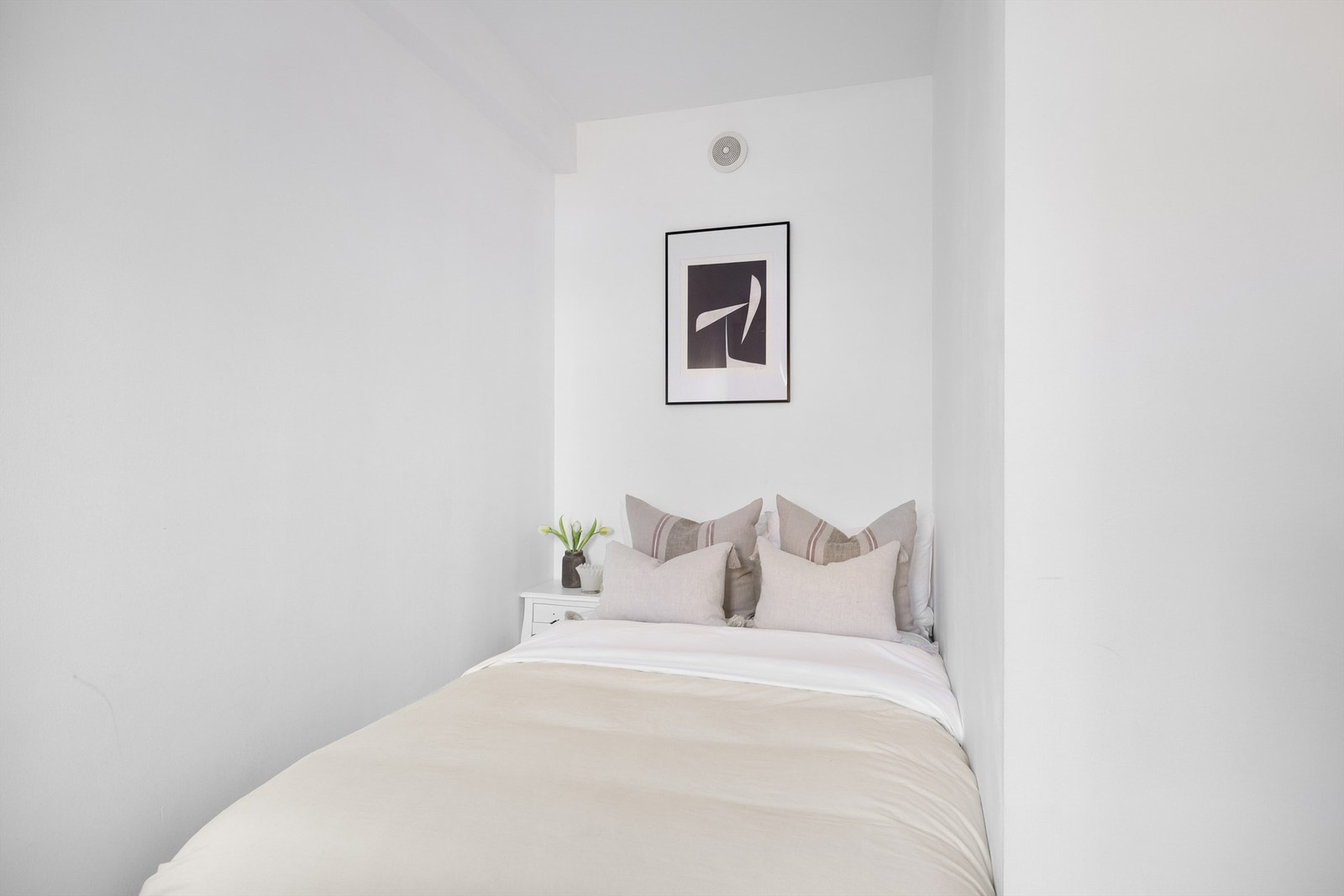 Leilighetens første soverom er lyst og egner seg godt som barnerom eller kontor. Galleribilde