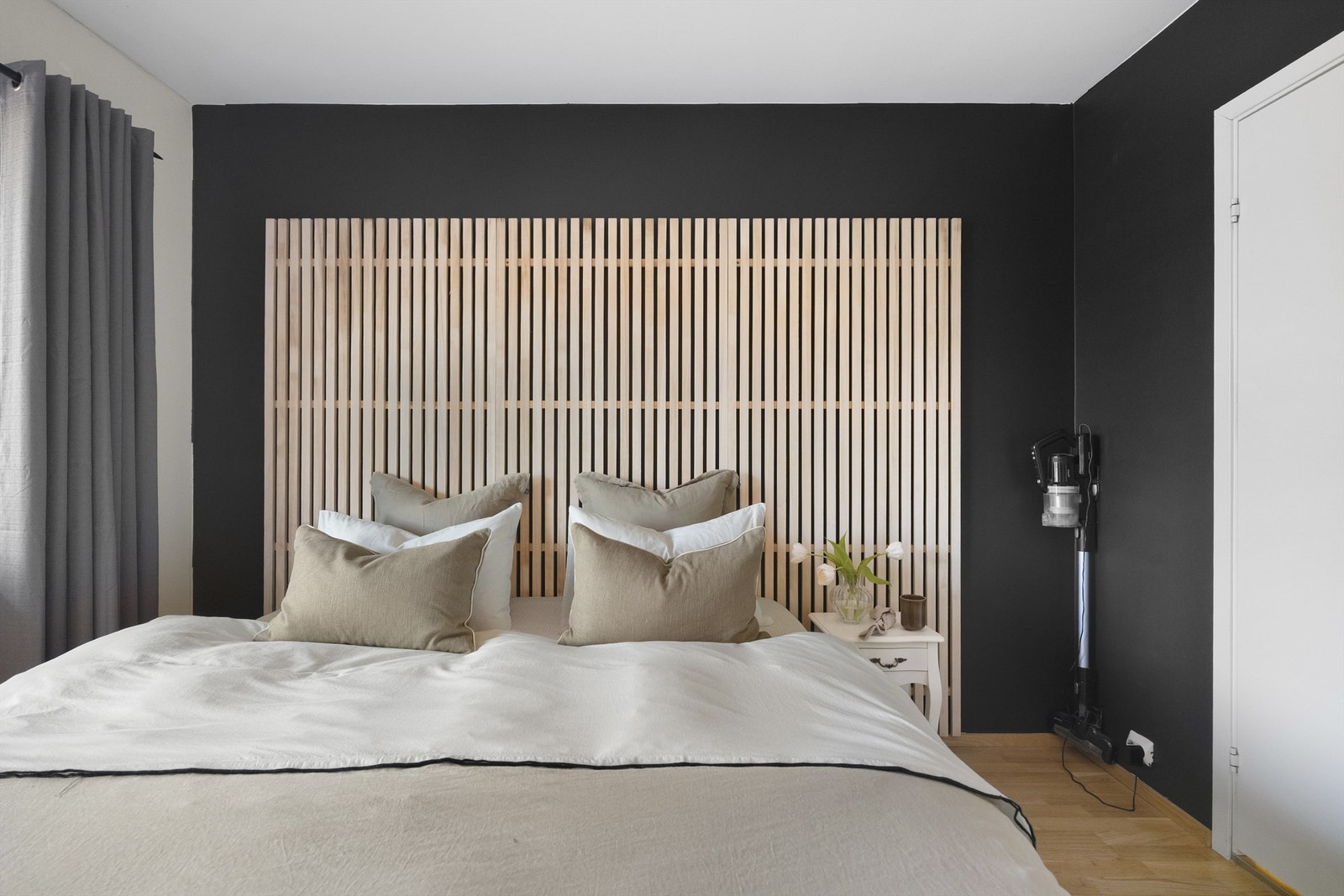 En stilig spilevegg gir rommet et moderne og lunt preg. Galleribilde