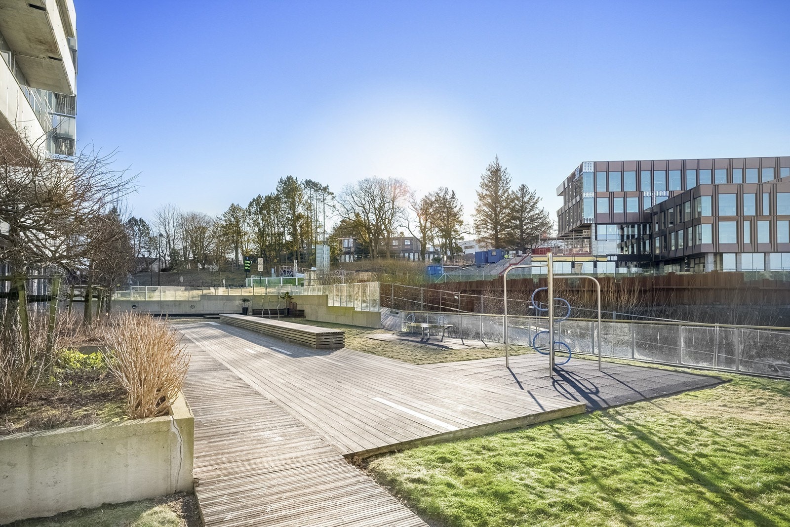 Fine, felles uteområder med lekeapparater og sittebenker. Galleribilde