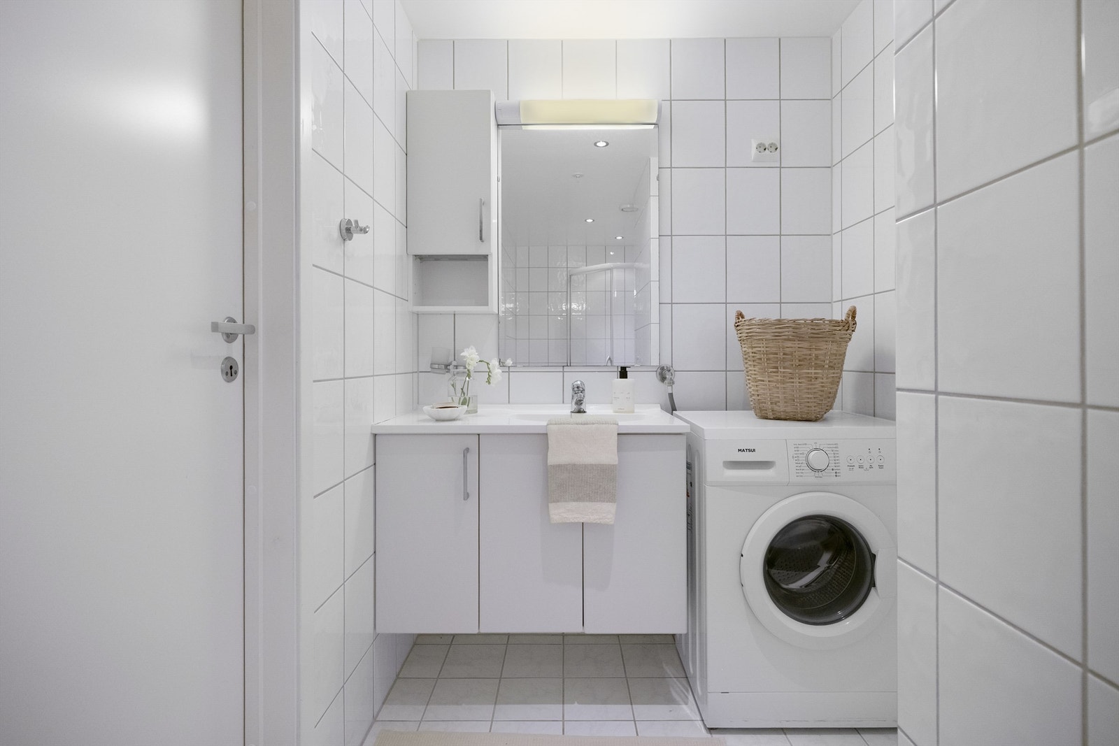 Helfliset bad med servantinnredning og opplegg for vaskemaskin. Galleribilde