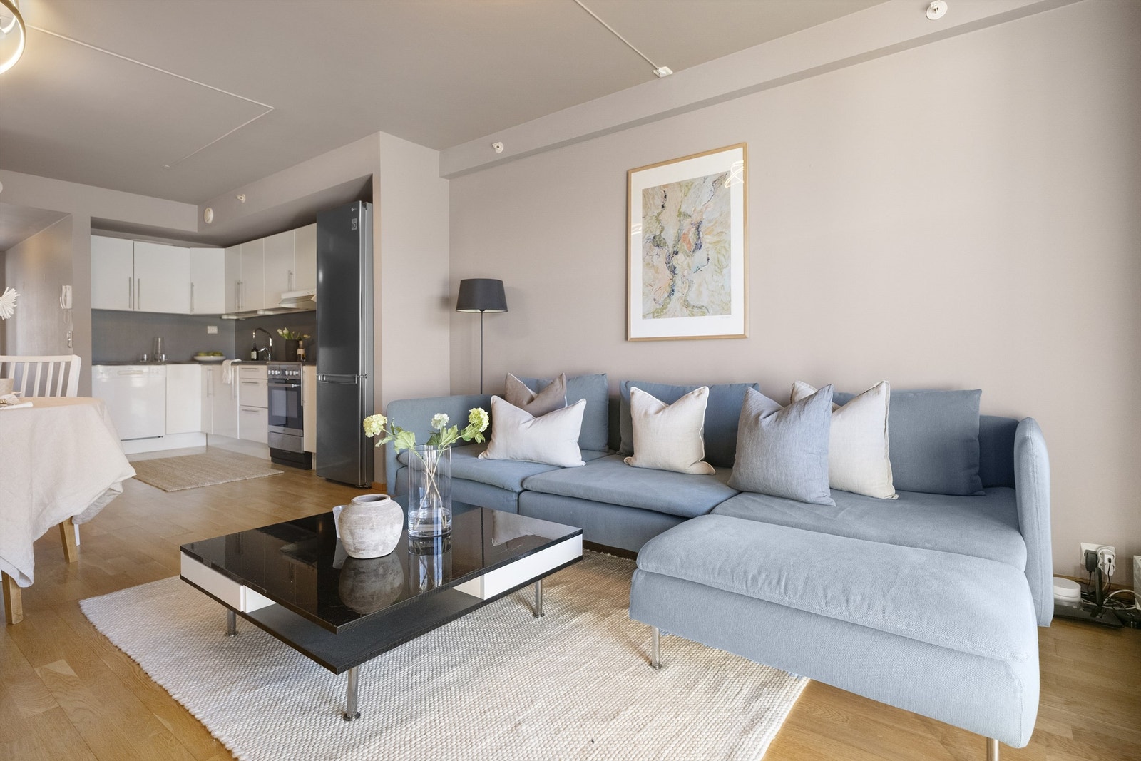 Stuen er et lyst og åpent rom med god plass til en romslig sofagruppe. Galleribilde