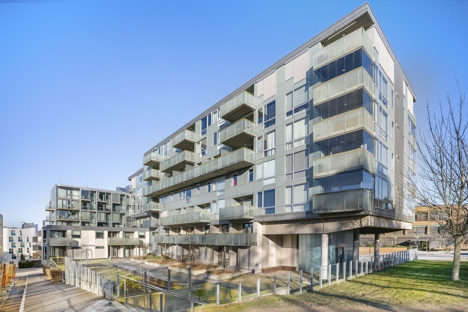 Velkommen til Hertervigs Plass 11. Leiligheten ligger i et moderne leilighetsbygg med heis og parkering i lukket anlegg. Galleribilde