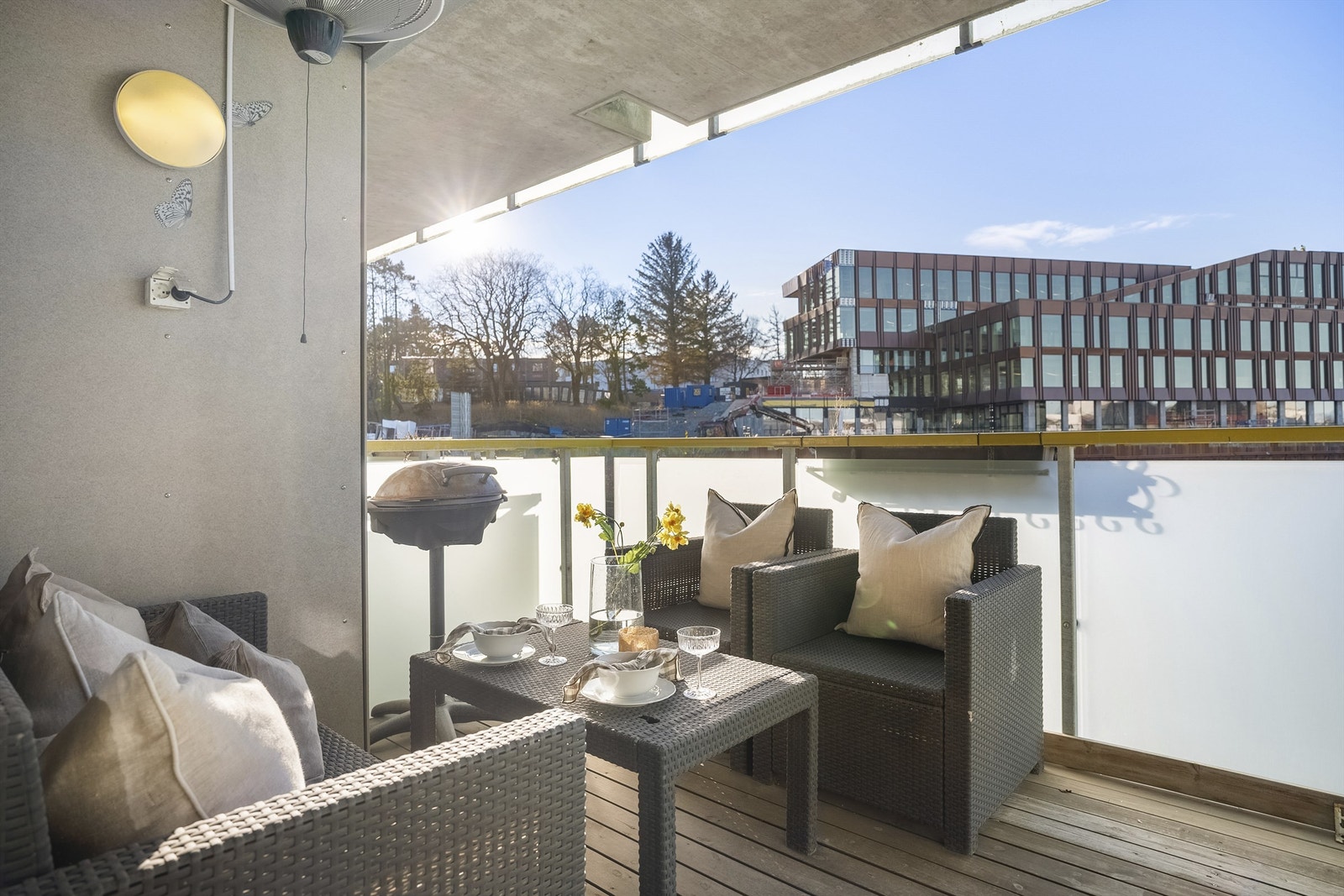 Balkongen gir et fint uterom med plass til sittegruppe. Grilling er tillatt. Galleribilde