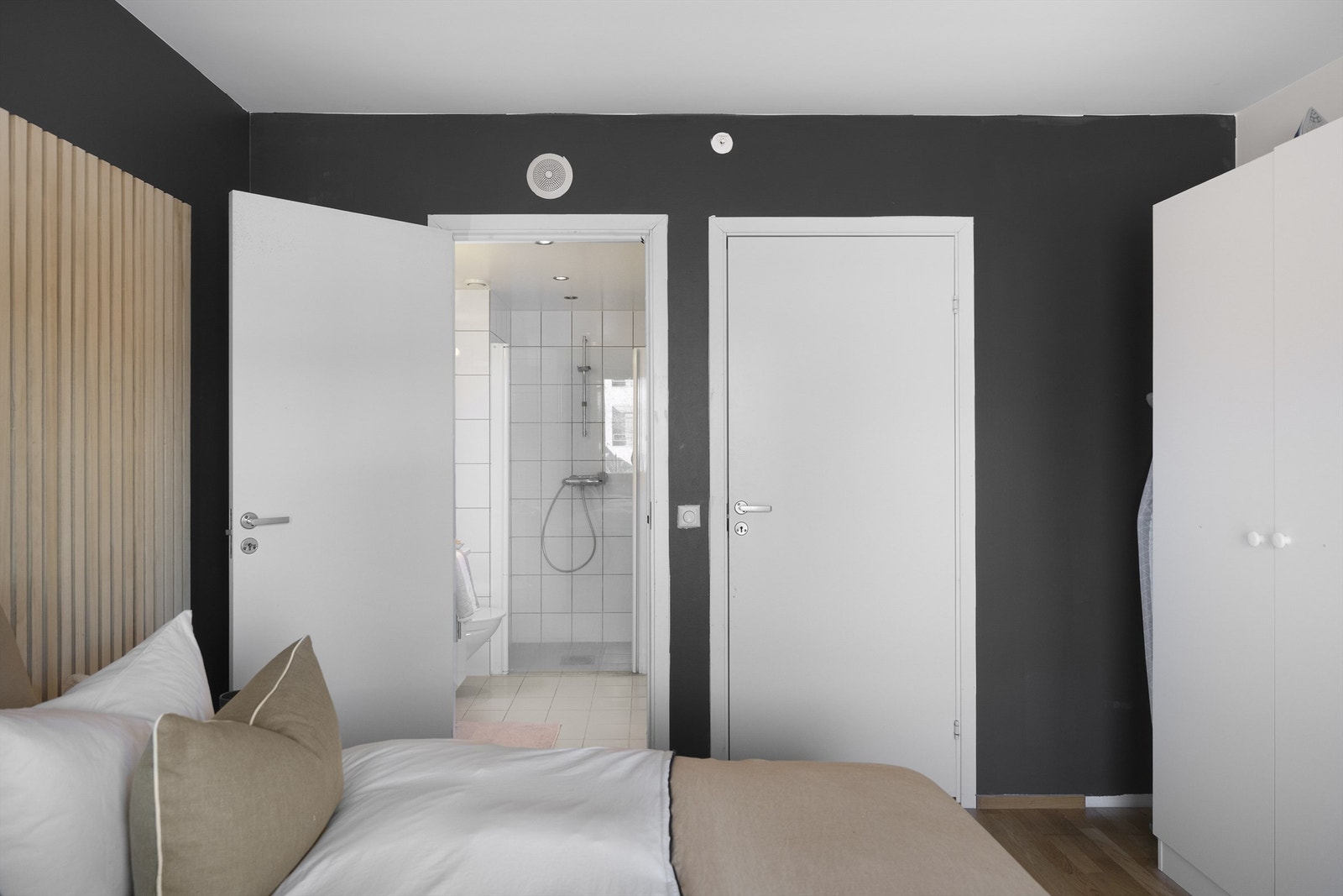 Fra hovedsoverommet er det praktisk, direkte adkomst til eget bad. Galleribilde