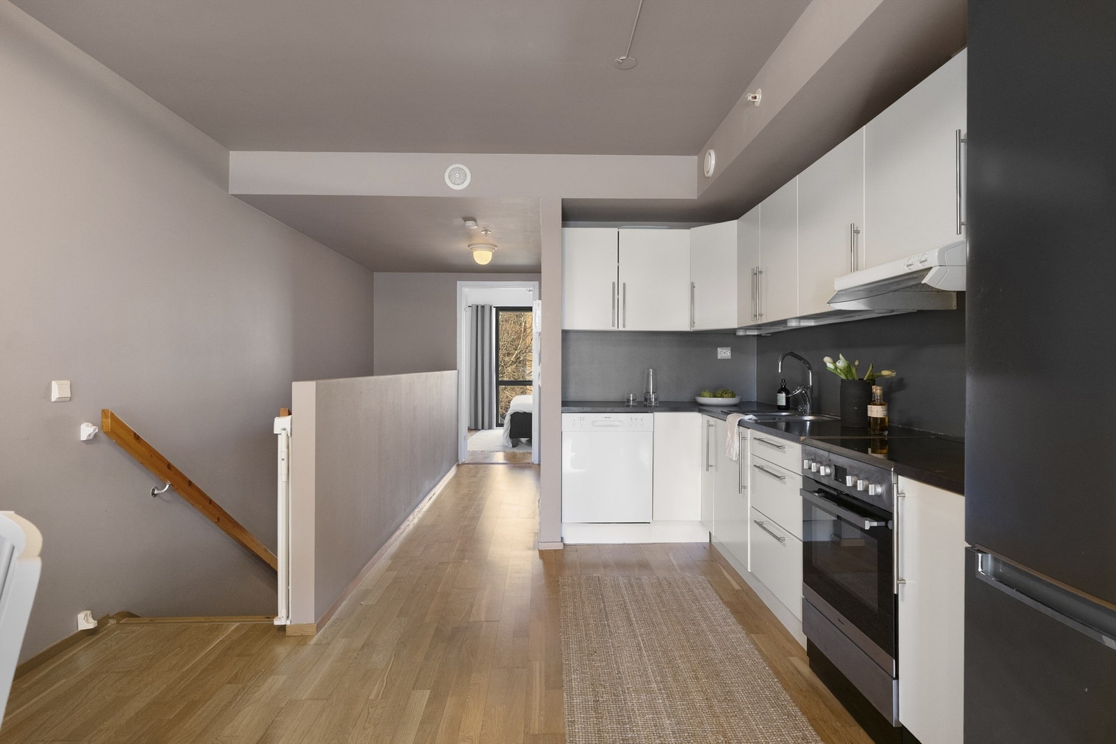 Trapperommet leder opp til leilighetens sosiale sone i andre etasje. Galleribilde