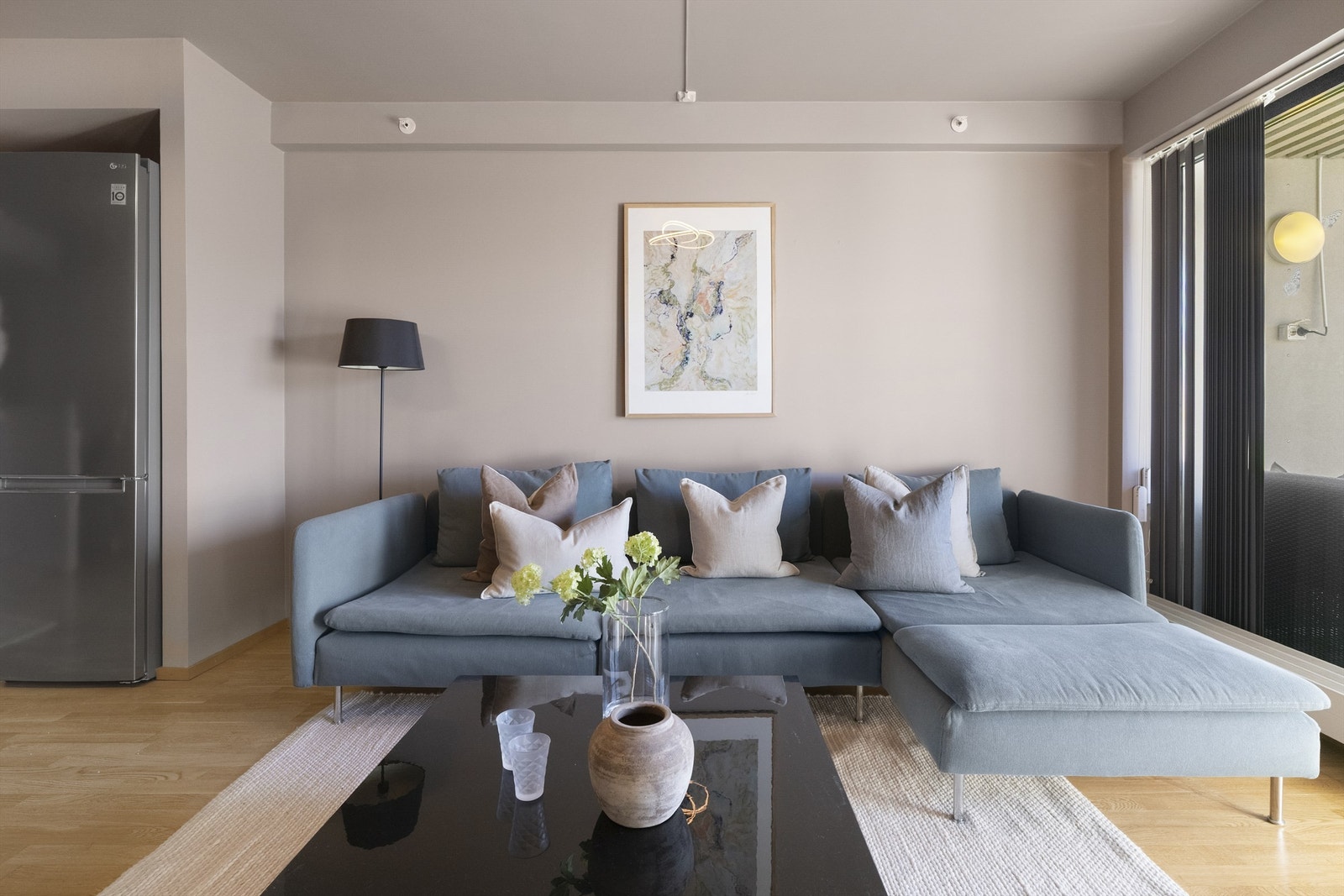 Gjennomgående parkettgulv binder rommene i etasjen sammen på en helhetlig måte. Galleribilde