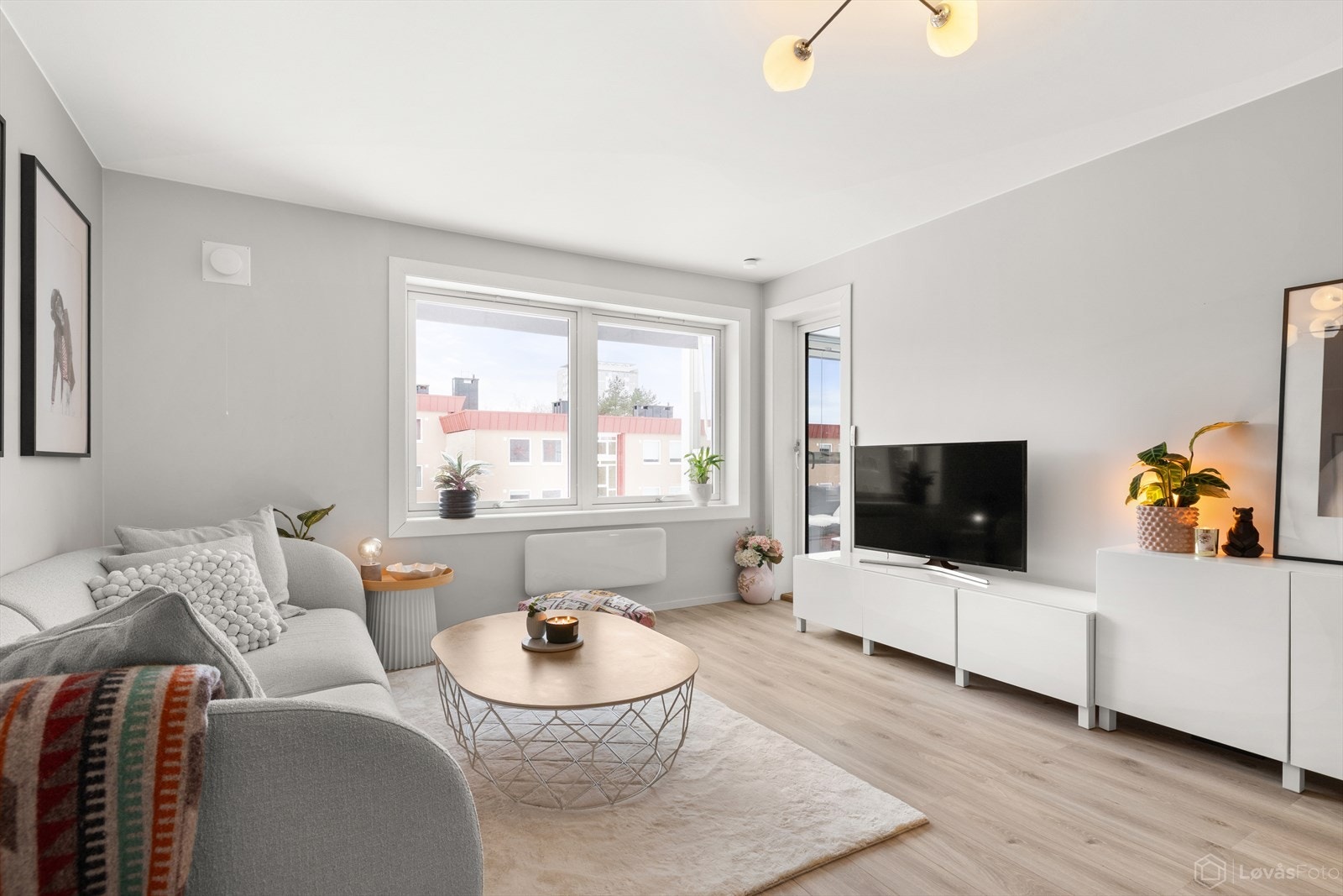 Store vindusflater gir gode lys- og solforhold. Galleribilde