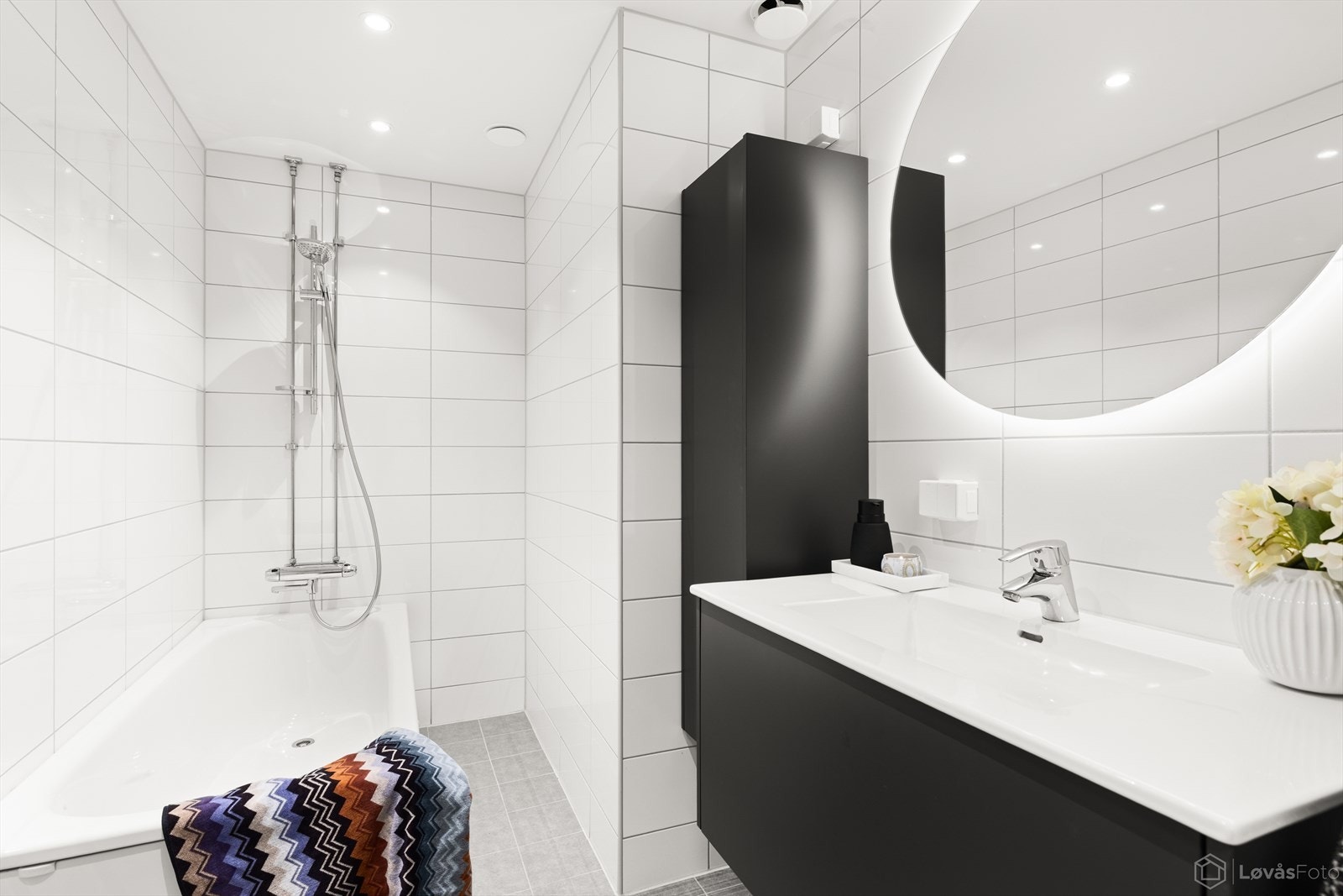 Baderrommet | Delikat og stilrent bad, rehablitert og utvidet i regi av borettslaget 2021. Galleribilde