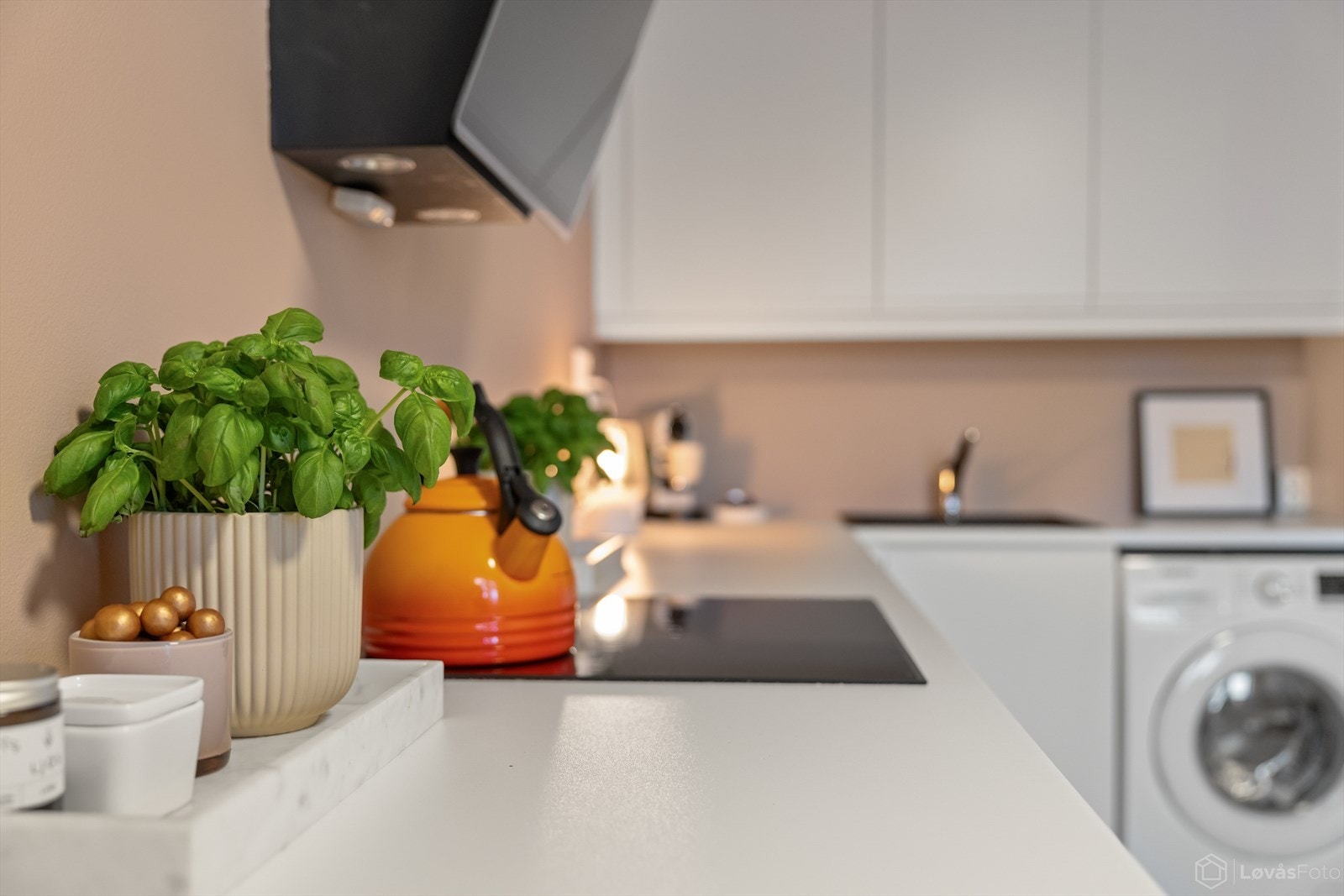 Det er installert vannstoppsystem og komfyrvakt på kjøkkenet. Galleribilde