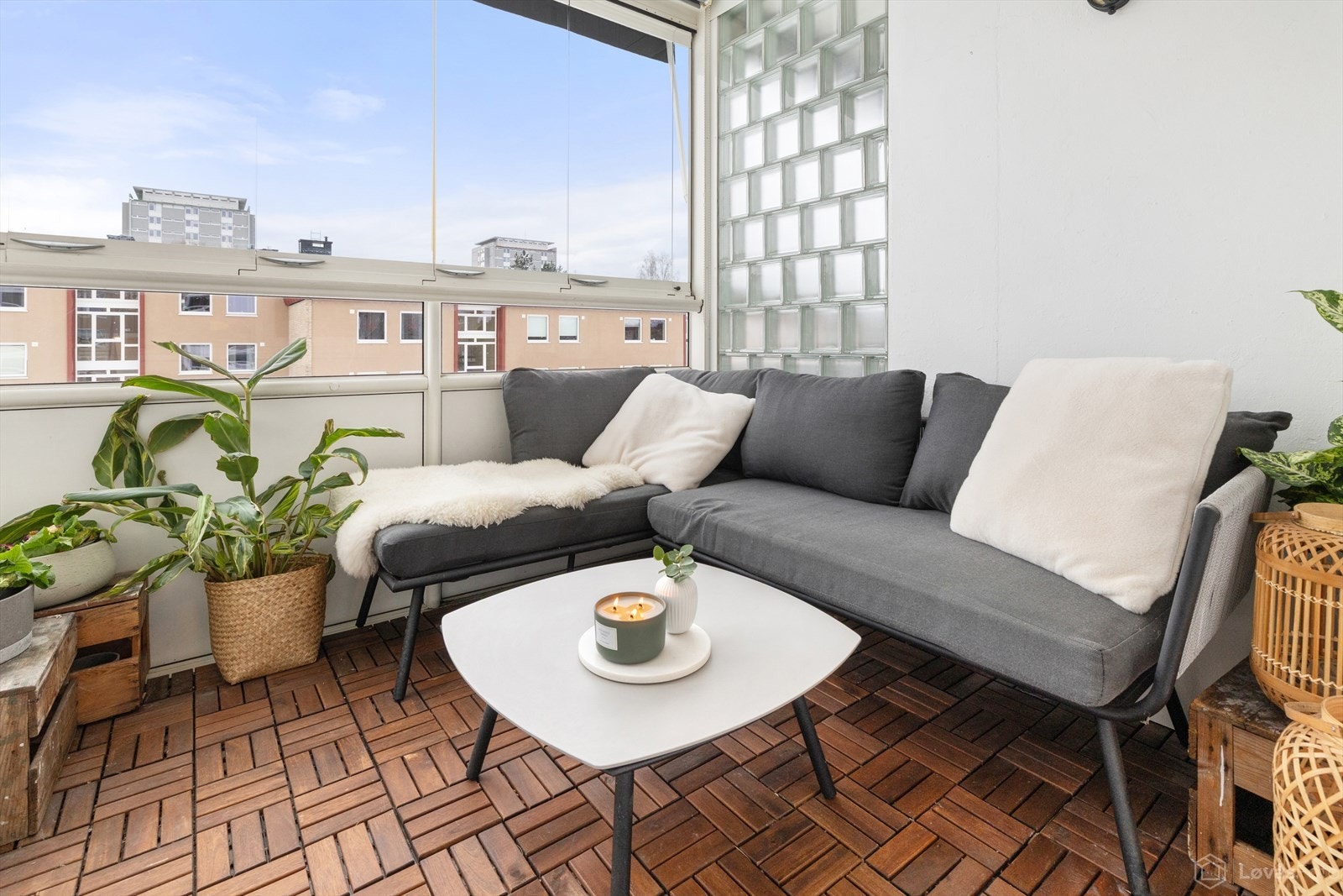 Fra stue er det utgang til solrik, innglasset balkong på 5,4 m². Her er det fin plass til utemøbler. Galleribilde